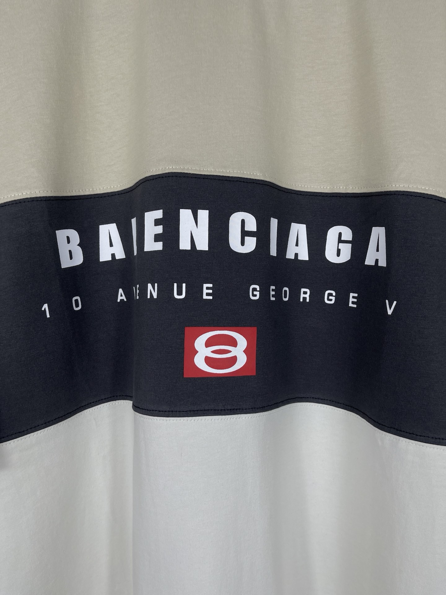 💰💰105实拍图【顶级版本.官网品质】BALENCI*GA/巴黎.SS25最新款 。色系拼接系列。新LOGO 字母组合印花.拼接短袖T恤.砖柜同步.第一时间正品研制，面料采用巴黎Z💰定织定染全棉双纱。克重260克，布面干净.布纹清晰，柔软舒适，。螺纹釆用定染无色差。印花采用环保进口材料印花.字母清晰，效果立体。版型釆用OS宽松落肩版型. 男女同款
编码：BL253657
颜色：黑灰，杏色
尺码：XS   S   M   L