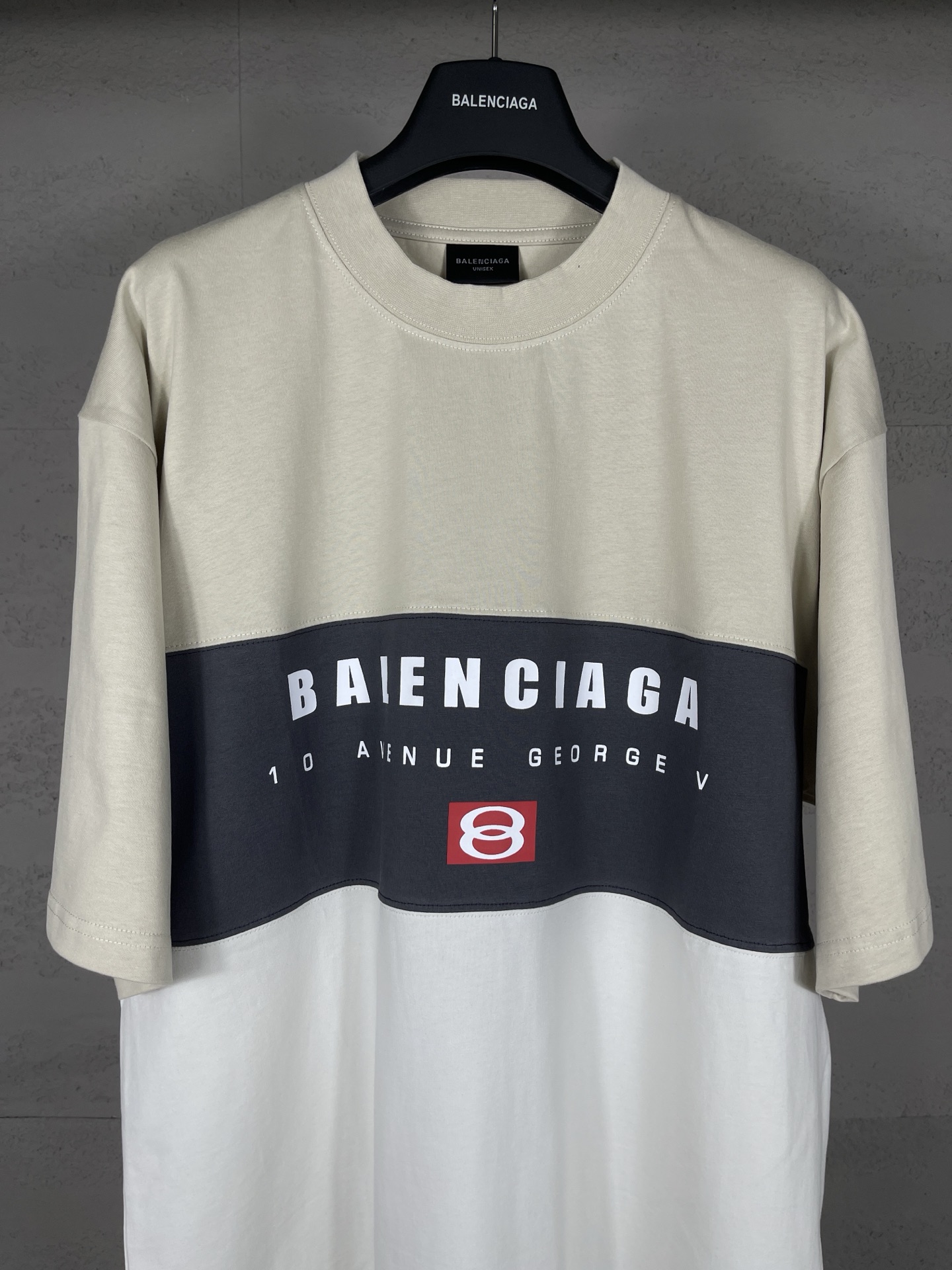 💰💰105实拍图【顶级版本.官网品质】BALENCI*GA/巴黎.SS25最新款 。色系拼接系列。新LOGO 字母组合印花.拼接短袖T恤.砖柜同步.第一时间正品研制，面料采用巴黎Z💰定织定染全棉双纱。克重260克，布面干净.布纹清晰，柔软舒适，。螺纹釆用定染无色差。印花采用环保进口材料印花.字母清晰，效果立体。版型釆用OS宽松落肩版型. 男女同款
编码：BL253657
颜色：黑灰，杏色
尺码：XS   S   M   L