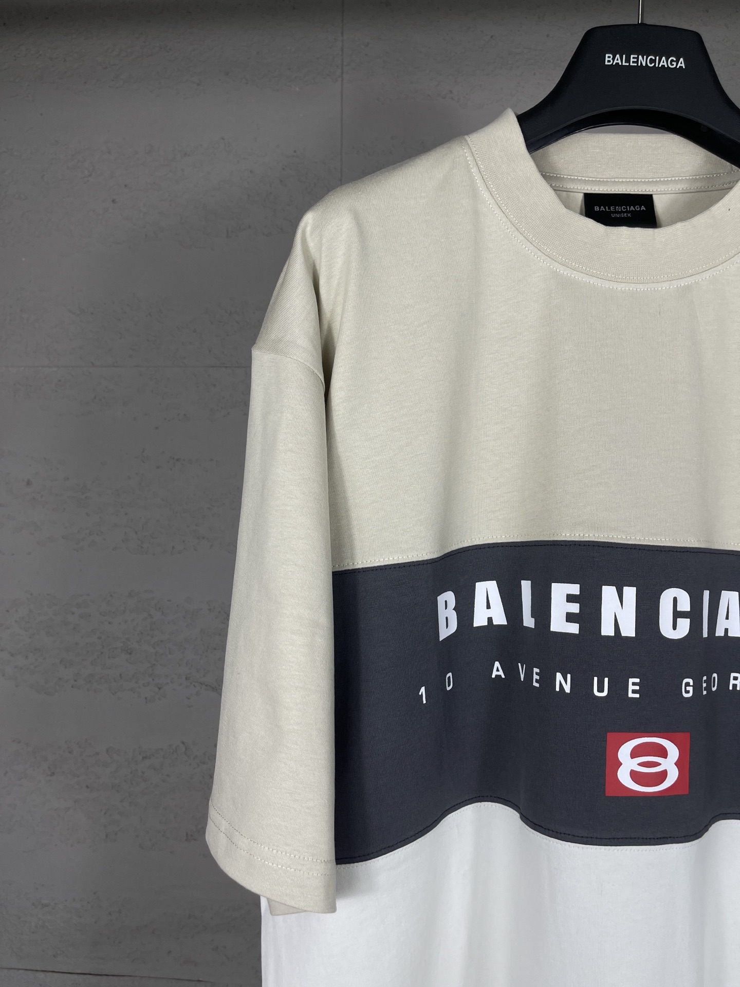 💰💰105实拍图【顶级版本.官网品质】BALENCI*GA/巴黎.SS25最新款 。色系拼接系列。新LOGO 字母组合印花.拼接短袖T恤.砖柜同步.第一时间正品研制，面料采用巴黎Z💰定织定染全棉双纱。克重260克，布面干净.布纹清晰，柔软舒适，。螺纹釆用定染无色差。印花采用环保进口材料印花.字母清晰，效果立体。版型釆用OS宽松落肩版型. 男女同款
编码：BL253657
颜色：黑灰，杏色
尺码：XS   S   M   L