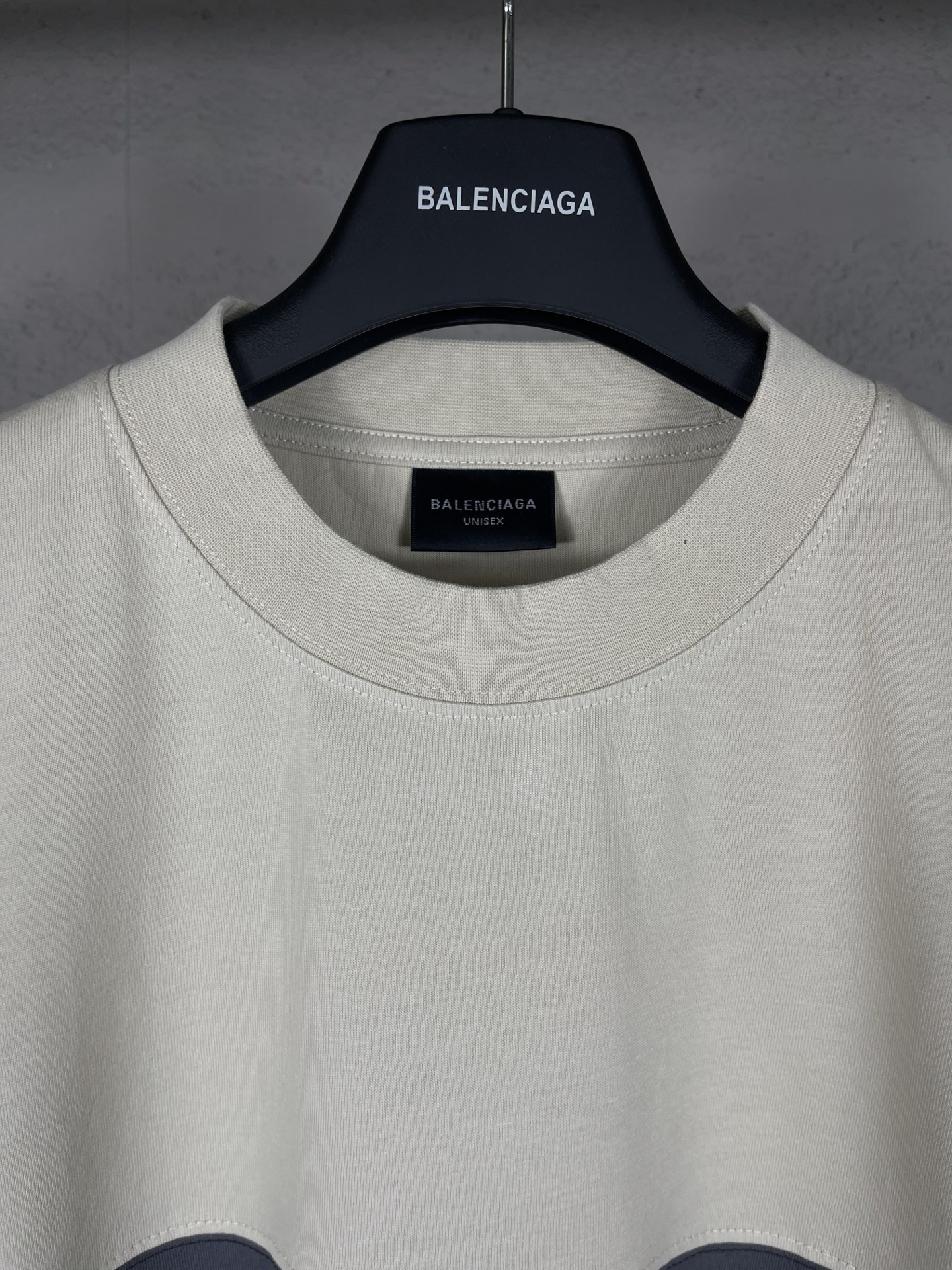 💰💰105实拍图【顶级版本.官网品质】BALENCI*GA/巴黎.SS25最新款 。色系拼接系列。新LOGO 字母组合印花.拼接短袖T恤.砖柜同步.第一时间正品研制，面料采用巴黎Z💰定织定染全棉双纱。克重260克，布面干净.布纹清晰，柔软舒适，。螺纹釆用定染无色差。印花采用环保进口材料印花.字母清晰，效果立体。版型釆用OS宽松落肩版型. 男女同款
编码：BL253657
颜色：黑灰，杏色
尺码：XS   S   M   L
