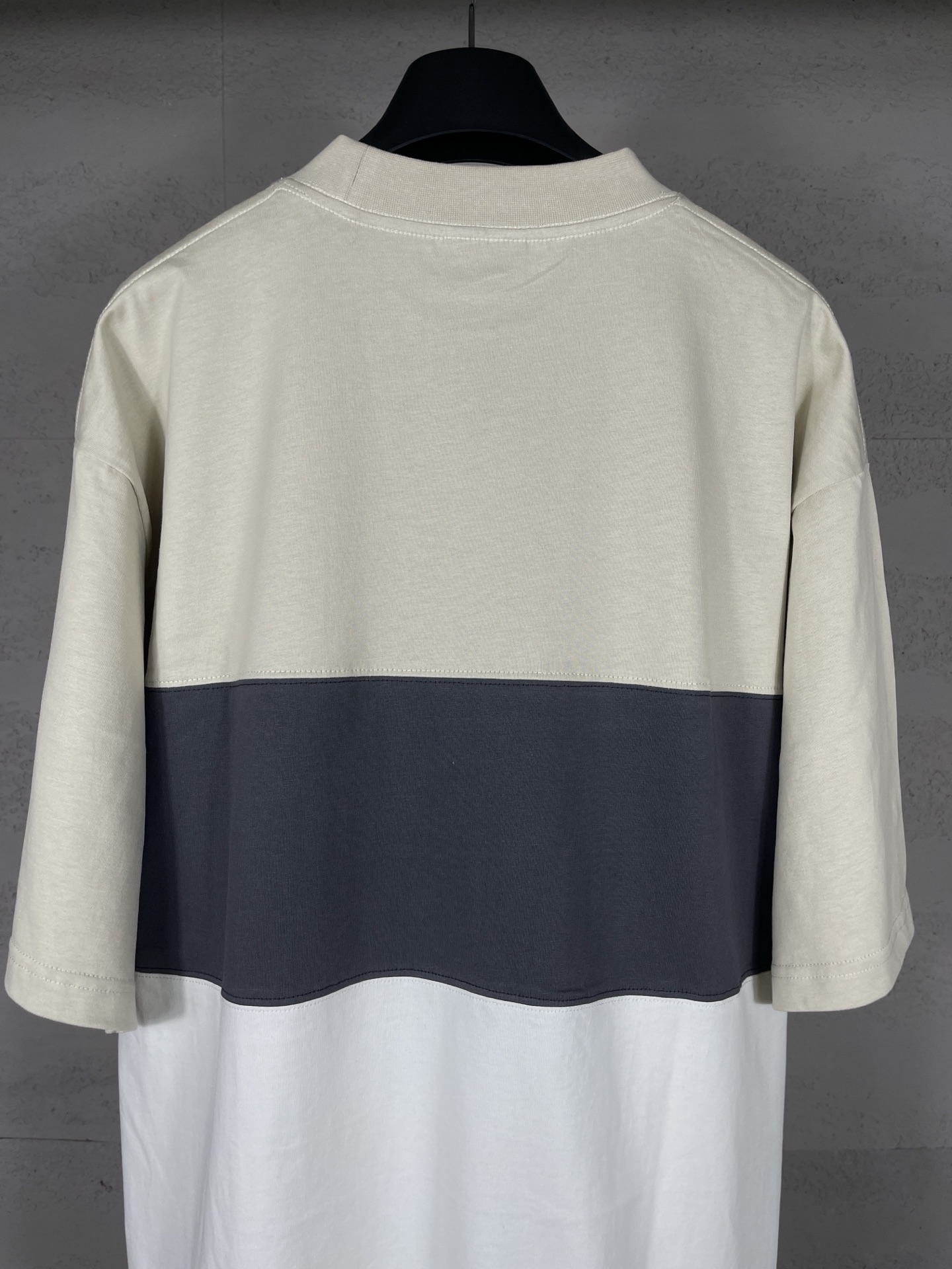 💰💰105实拍图【顶级版本.官网品质】BALENCI*GA/巴黎.SS25最新款 。色系拼接系列。新LOGO 字母组合印花.拼接短袖T恤.砖柜同步.第一时间正品研制，面料采用巴黎Z💰定织定染全棉双纱。克重260克，布面干净.布纹清晰，柔软舒适，。螺纹釆用定染无色差。印花采用环保进口材料印花.字母清晰，效果立体。版型釆用OS宽松落肩版型. 男女同款
编码：BL253657
颜色：黑灰，杏色
尺码：XS   S   M   L
