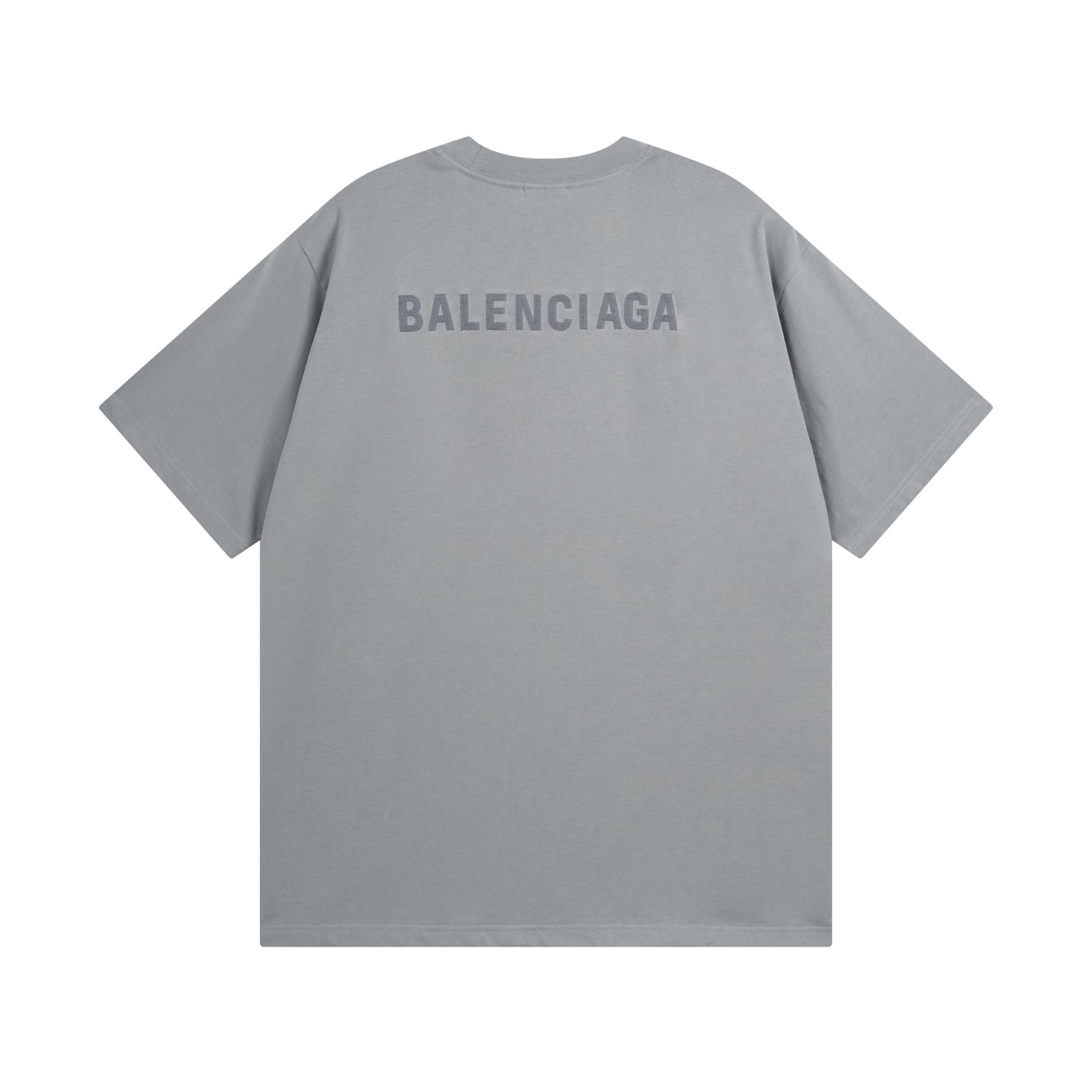💰💰85 实拍图【顶级版本.官网品质】BALENCI*GA/巴黎#经典款. 前后经典字母刺绣短袖T恤#2023春夏季砖柜同步。                      
面料采用巴黎Z💰定织定染全棉双纱、克重260克，布面干净.布纹清晰，柔软舒适。螺纹釆用定染无色差。经典字母采用进口绣花机刺绣，字母清晰，效果立体，还原砖柜, 版型釆用OS宽松落肩版型.男女同款
编码：BL223006
颜色：烟灰，紫色，浅绿，孔雀蓝，黑色，米咖，灰绿
尺码：XS  S  M  L