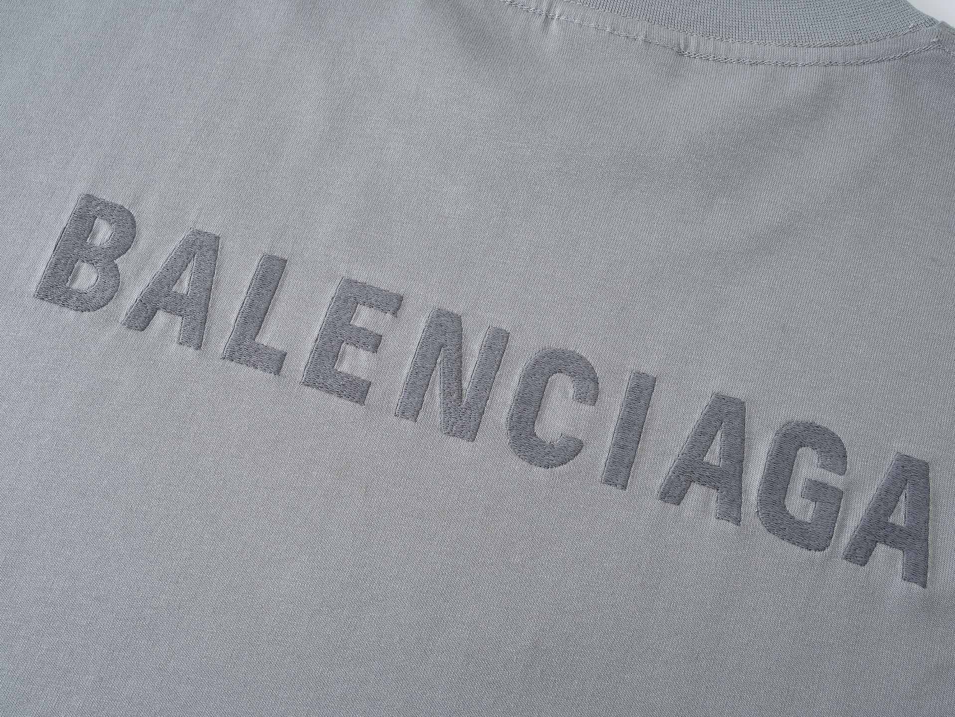 💰💰85 实拍图【顶级版本.官网品质】BALENCI*GA/巴黎#经典款. 前后经典字母刺绣短袖T恤#2023春夏季砖柜同步。                      
面料采用巴黎Z💰定织定染全棉双纱、克重260克，布面干净.布纹清晰，柔软舒适。螺纹釆用定染无色差。经典字母采用进口绣花机刺绣，字母清晰，效果立体，还原砖柜, 版型釆用OS宽松落肩版型.男女同款
编码：BL223006
颜色：烟灰，紫色，浅绿，孔雀蓝，黑色，米咖，灰绿
尺码：XS  S  M  L