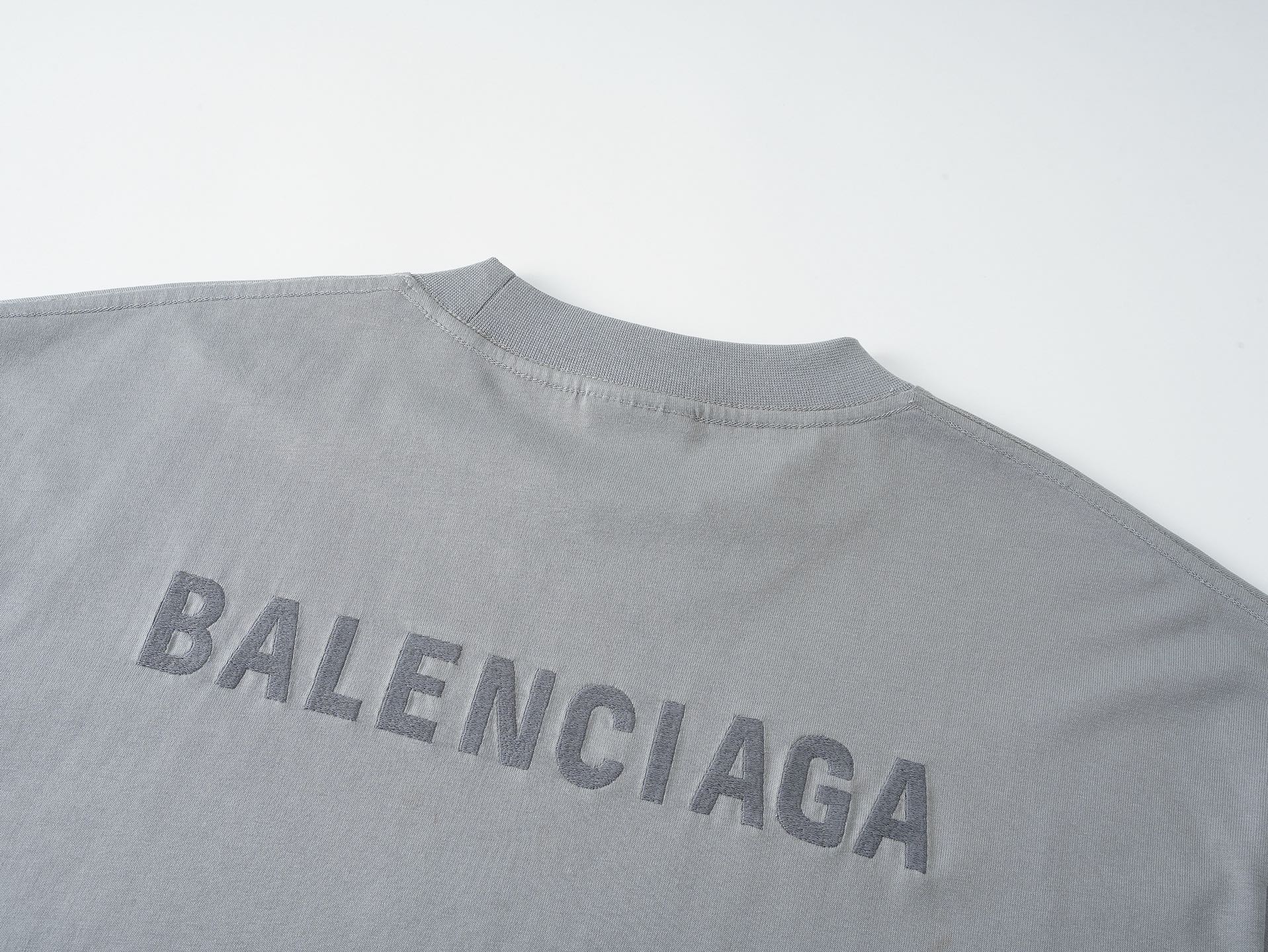 💰💰85 实拍图【顶级版本.官网品质】BALENCI*GA/巴黎#经典款. 前后经典字母刺绣短袖T恤#2023春夏季砖柜同步。                      
面料采用巴黎Z💰定织定染全棉双纱、克重260克，布面干净.布纹清晰，柔软舒适。螺纹釆用定染无色差。经典字母采用进口绣花机刺绣，字母清晰，效果立体，还原砖柜, 版型釆用OS宽松落肩版型.男女同款
编码：BL223006
颜色：烟灰，紫色，浅绿，孔雀蓝，黑色，米咖，灰绿
尺码：XS  S  M  L