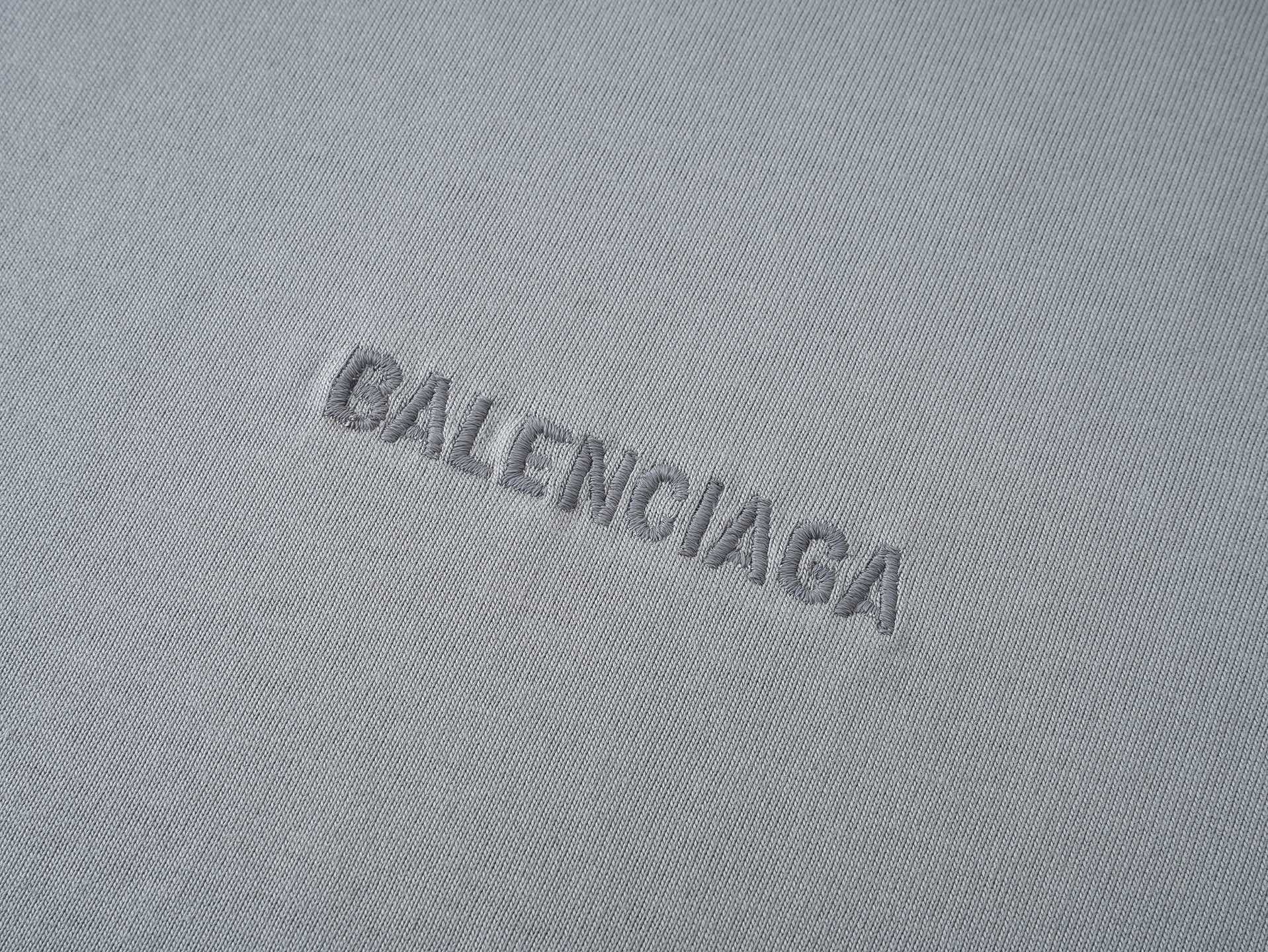 💰💰85 实拍图【顶级版本.官网品质】BALENCI*GA/巴黎#经典款. 前后经典字母刺绣短袖T恤#2023春夏季砖柜同步。                      
面料采用巴黎Z💰定织定染全棉双纱、克重260克，布面干净.布纹清晰，柔软舒适。螺纹釆用定染无色差。经典字母采用进口绣花机刺绣，字母清晰，效果立体，还原砖柜, 版型釆用OS宽松落肩版型.男女同款
编码：BL223006
颜色：烟灰，紫色，浅绿，孔雀蓝，黑色，米咖，灰绿
尺码：XS  S  M  L