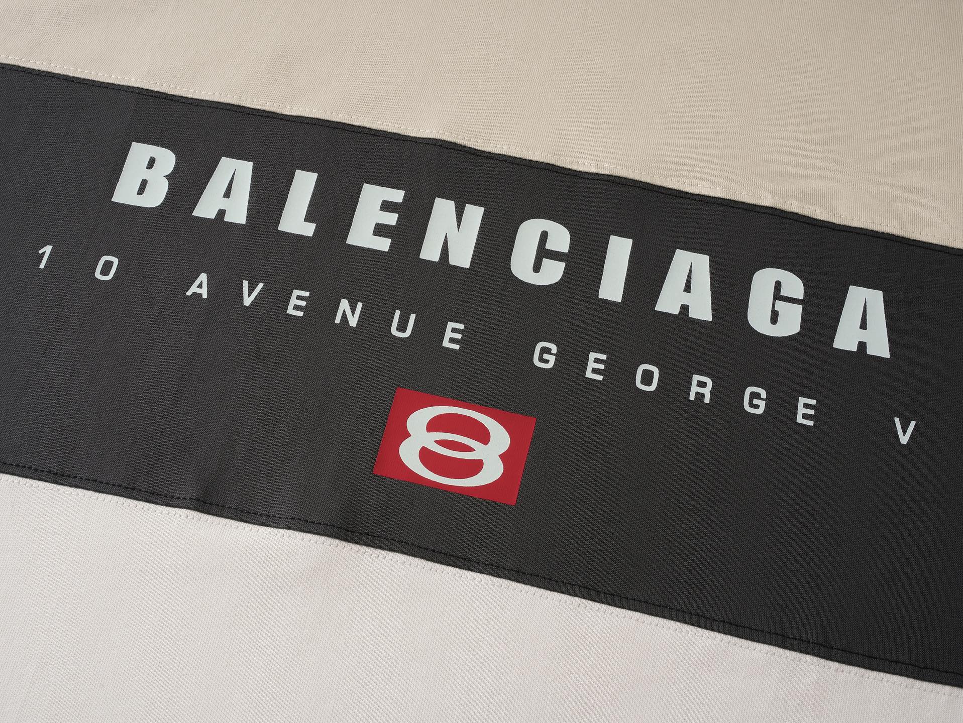 💰💰105实拍图【顶级版本.官网品质】BALENCI*GA/巴黎.SS25最新款 。色系拼接系列。新LOGO 字母组合印花.拼接短袖T恤.砖柜同步.第一时间正品研制，面料采用巴黎Z💰定织定染全棉双纱。克重260克，布面干净.布纹清晰，柔软舒适，。螺纹釆用定染无色差。印花采用环保进口材料印花.字母清晰，效果立体。版型釆用OS宽松落肩版型. 男女同款
编码：BL253657
颜色：黑灰，杏色
尺码：XS   S   M   L