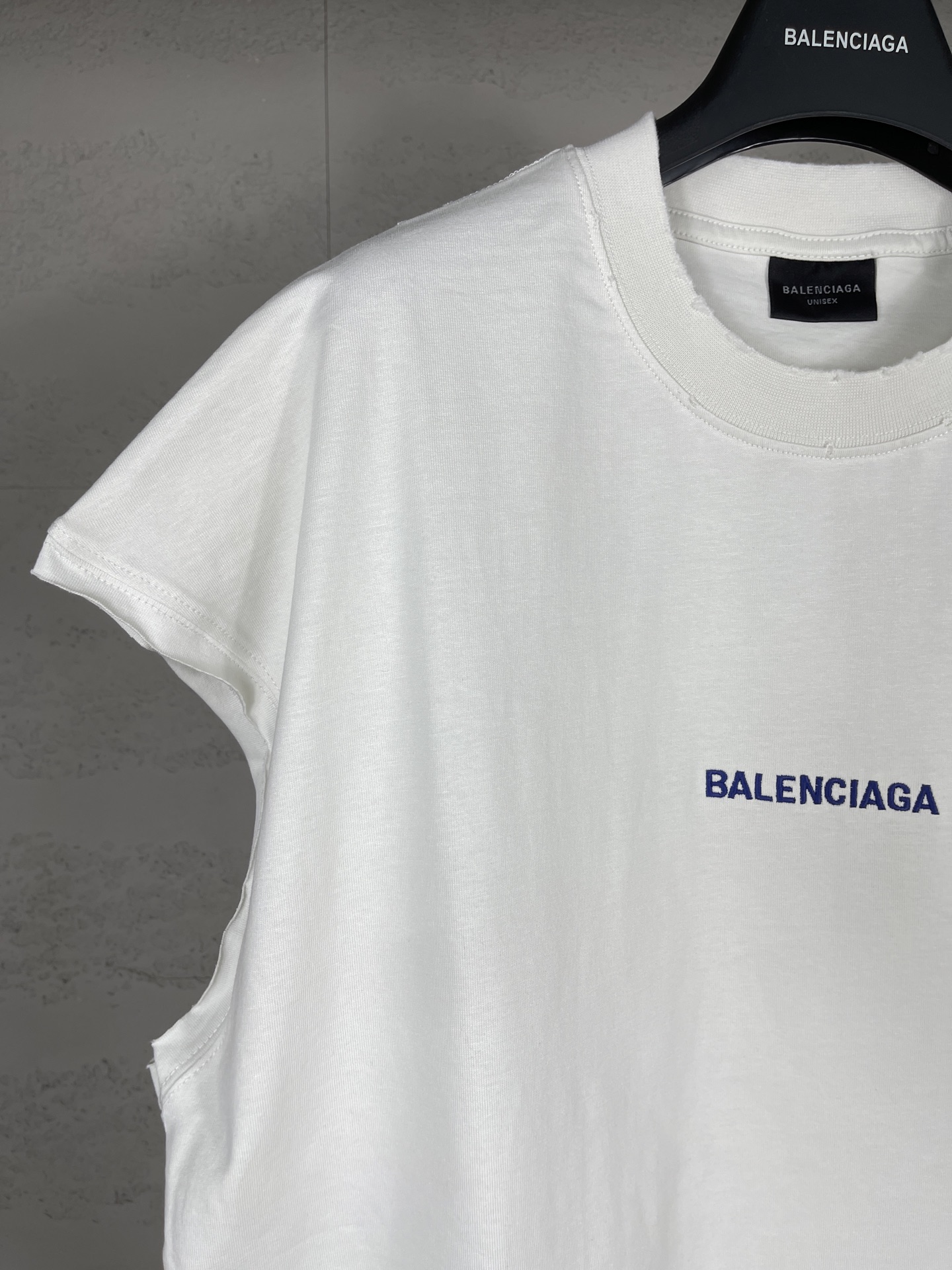  💰💰85 实拍图【顶级版本.官网品质】BALENCI*GA/25新款 。前面后面以巴黎LOGO刺绣磨烂做旧无袖T恤#
SS25最新款。第一时间研发，巨别市场通货。欢迎对比。面料采用巴黎Z💰定织定染全棉双纱。克重260克，布面干净.布纹清晰，柔软舒适。螺纹釆用定染无色差。绣花采用田岛进口绣花机刺绣，成衣洗水磨烂做旧。巨别市场通货.欢迎对比。版型釆用OS宽松落肩版型.男女同款
编码：BL253695
颜色：米色
尺码：XS   S   M   L