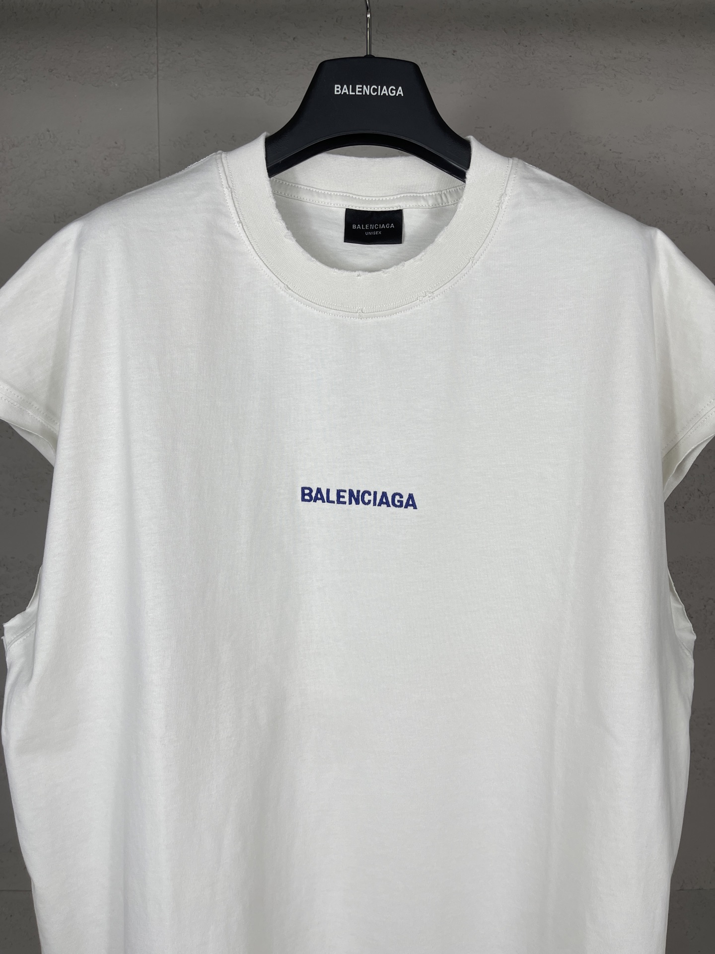  💰💰85 实拍图【顶级版本.官网品质】BALENCI*GA/25新款 。前面后面以巴黎LOGO刺绣磨烂做旧无袖T恤#
SS25最新款。第一时间研发，巨别市场通货。欢迎对比。面料采用巴黎Z💰定织定染全棉双纱。克重260克，布面干净.布纹清晰，柔软舒适。螺纹釆用定染无色差。绣花采用田岛进口绣花机刺绣，成衣洗水磨烂做旧。巨别市场通货.欢迎对比。版型釆用OS宽松落肩版型.男女同款
编码：BL253695
颜色：米色
尺码：XS   S   M   L