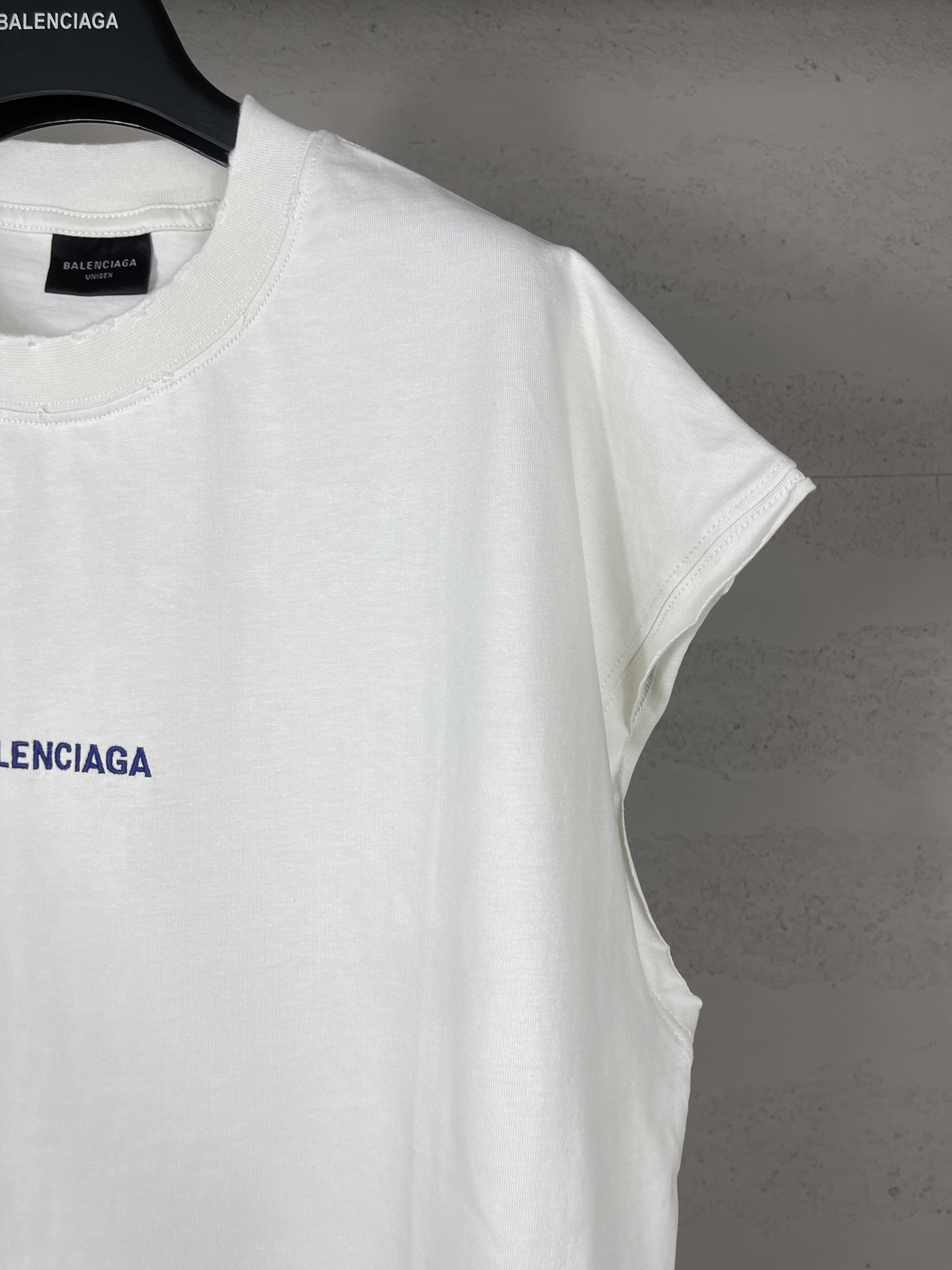  💰💰85 实拍图【顶级版本.官网品质】BALENCI*GA/25新款 。前面后面以巴黎LOGO刺绣磨烂做旧无袖T恤#
SS25最新款。第一时间研发，巨别市场通货。欢迎对比。面料采用巴黎Z💰定织定染全棉双纱。克重260克，布面干净.布纹清晰，柔软舒适。螺纹釆用定染无色差。绣花采用田岛进口绣花机刺绣，成衣洗水磨烂做旧。巨别市场通货.欢迎对比。版型釆用OS宽松落肩版型.男女同款
编码：BL253695
颜色：米色
尺码：XS   S   M   L