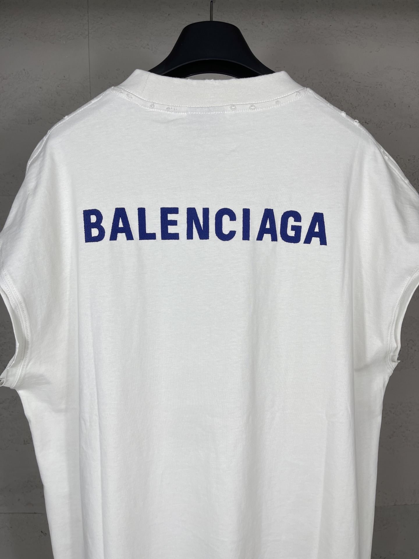  💰💰85 实拍图【顶级版本.官网品质】BALENCI*GA/25新款 。前面后面以巴黎LOGO刺绣磨烂做旧无袖T恤#
SS25最新款。第一时间研发，巨别市场通货。欢迎对比。面料采用巴黎Z💰定织定染全棉双纱。克重260克，布面干净.布纹清晰，柔软舒适。螺纹釆用定染无色差。绣花采用田岛进口绣花机刺绣，成衣洗水磨烂做旧。巨别市场通货.欢迎对比。版型釆用OS宽松落肩版型.男女同款
编码：BL253695
颜色：米色
尺码：XS   S   M   L