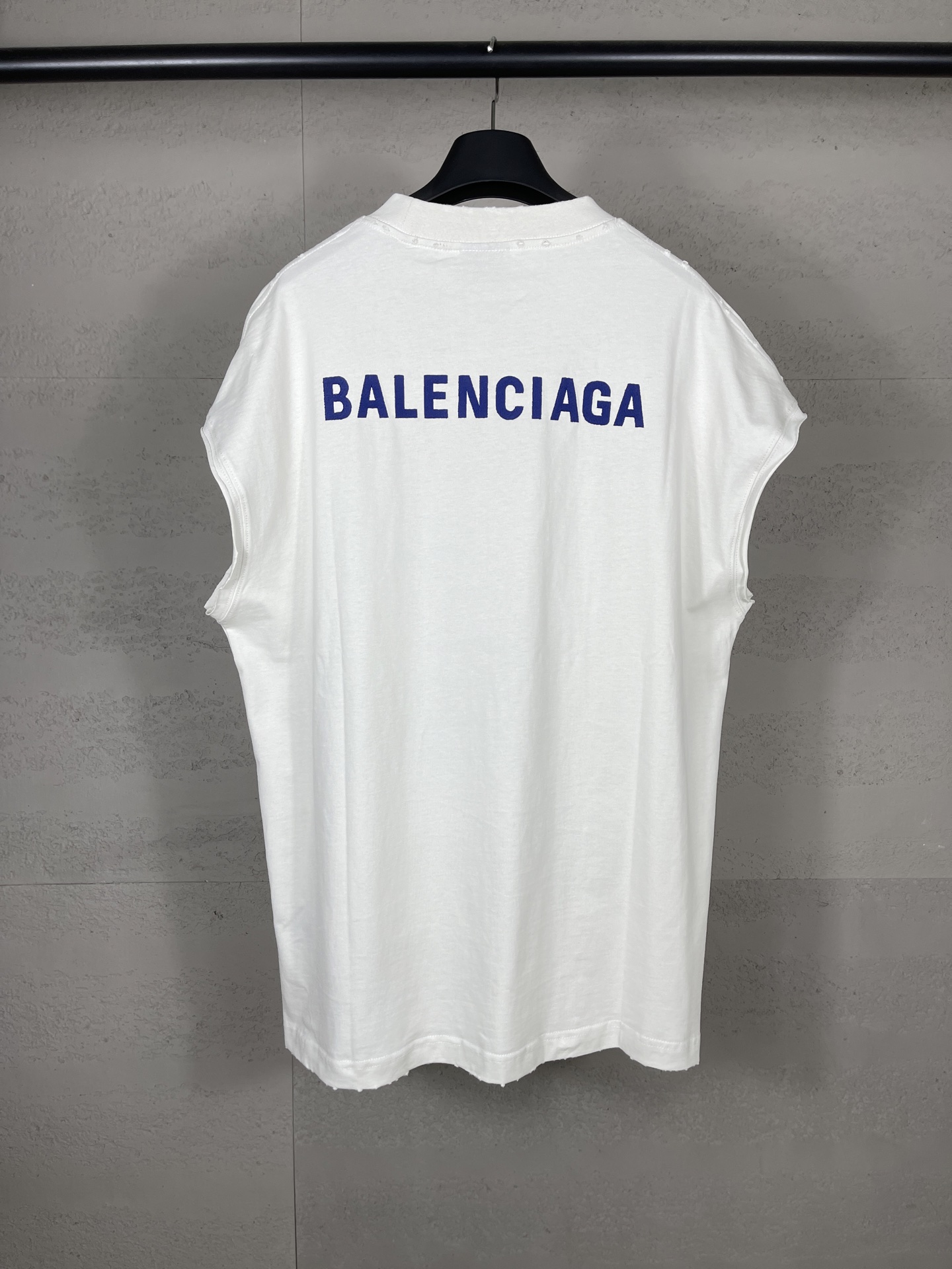  💰💰85 实拍图【顶级版本.官网品质】BALENCI*GA/25新款 。前面后面以巴黎LOGO刺绣磨烂做旧无袖T恤#
SS25最新款。第一时间研发，巨别市场通货。欢迎对比。面料采用巴黎Z💰定织定染全棉双纱。克重260克，布面干净.布纹清晰，柔软舒适。螺纹釆用定染无色差。绣花采用田岛进口绣花机刺绣，成衣洗水磨烂做旧。巨别市场通货.欢迎对比。版型釆用OS宽松落肩版型.男女同款
编码：BL253695
颜色：米色
尺码：XS   S   M   L