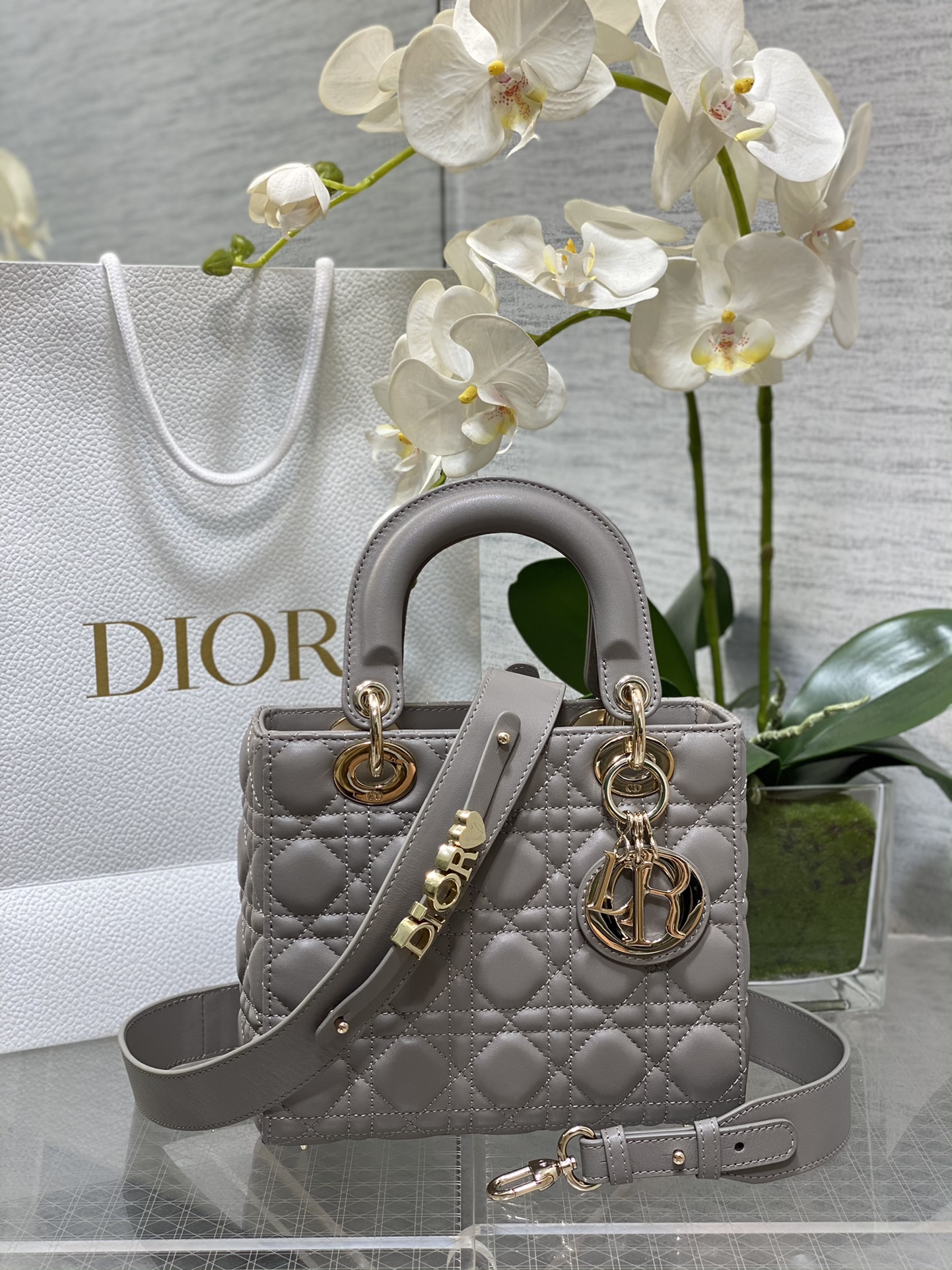 𝐋𝐚𝐝𝐲 Cuatro rejillas piel de oveja gris claro oro claro
