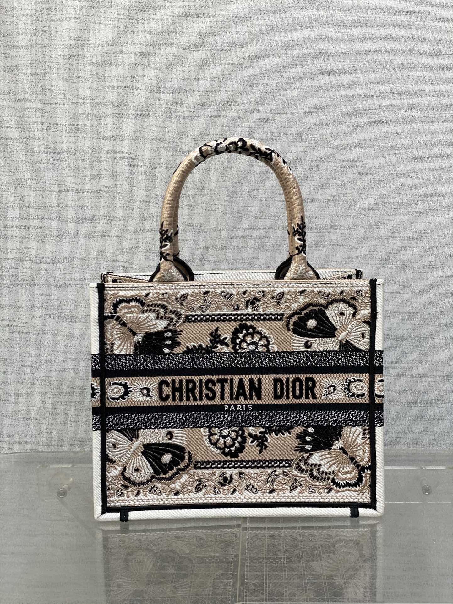 Dior Book Tote маленькая вышитая сумка