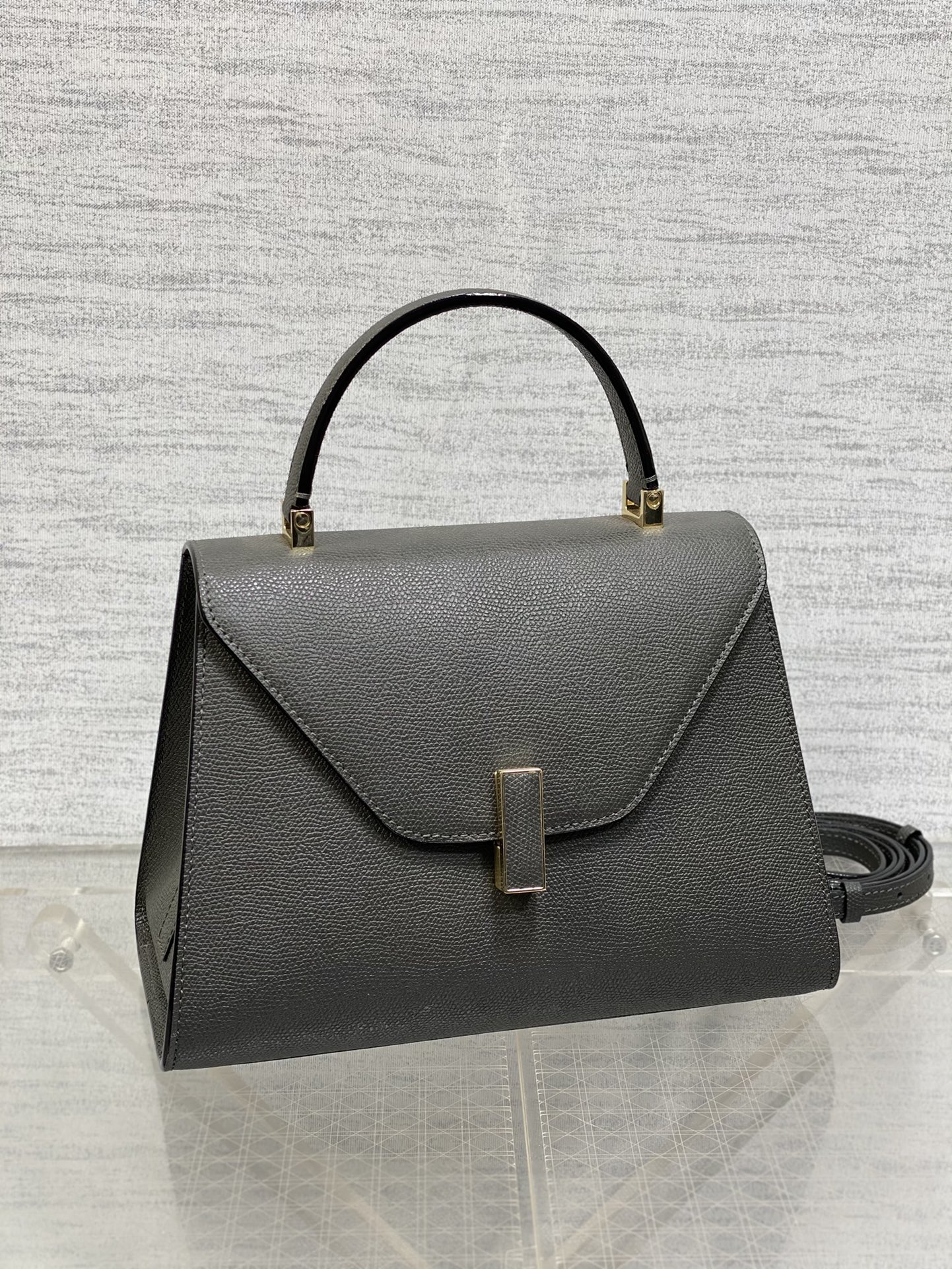 中号钢铁灰现货‼️
𝐕𝐚𝐥𝐞𝐗𝐭𝐫𝐚 瓦莱克斯特拉 意大利爱马仕之称𝐋𝐬𝐢𝐝𝐞是𝐕𝐚𝐥𝐞𝐗𝐭𝐫𝐚最具代表
