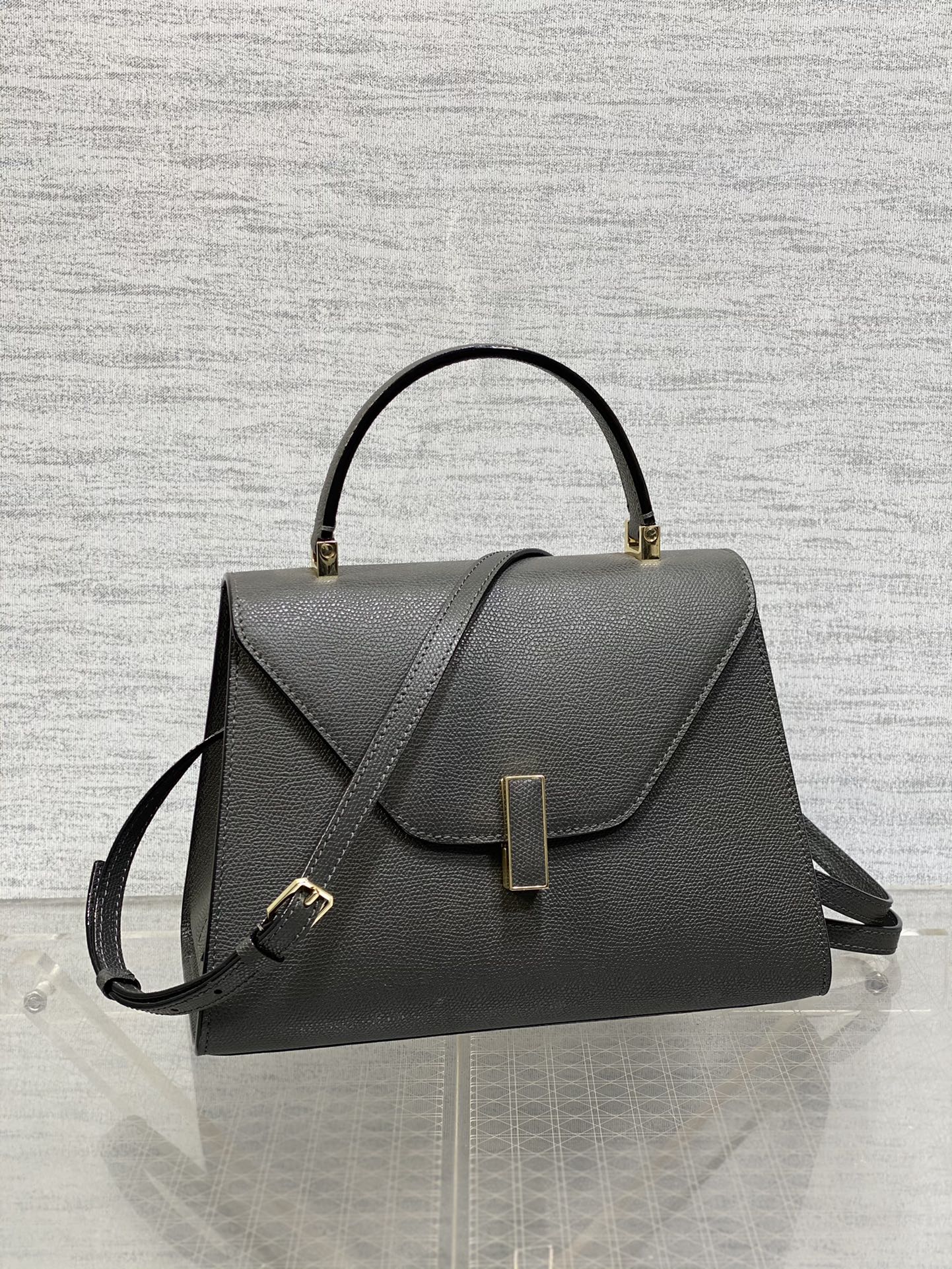 中号钢铁灰现货‼️
𝐕𝐚𝐥𝐞𝐗𝐭𝐫𝐚 瓦莱克斯特拉 意大利爱马仕之称𝐋𝐬𝐢𝐝𝐞是𝐕𝐚𝐥𝐞𝐗𝐭𝐫𝐚最具代表