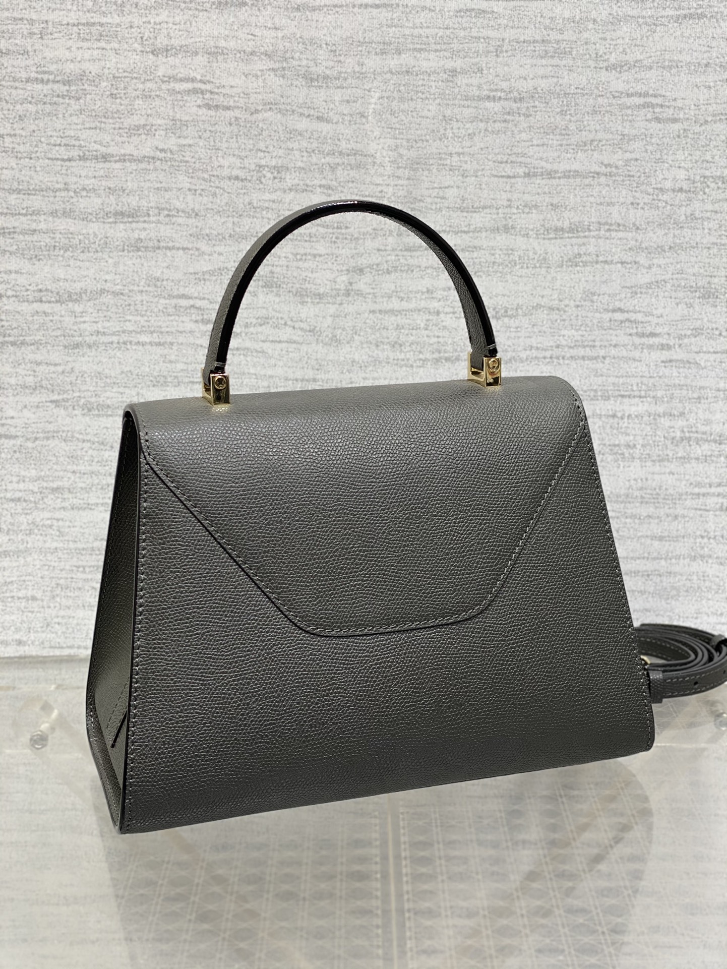 中号钢铁灰现货‼️
𝐕𝐚𝐥𝐞𝐗𝐭𝐫𝐚 瓦莱克斯特拉 意大利爱马仕之称𝐋𝐬𝐢𝐝𝐞是𝐕𝐚𝐥𝐞𝐗𝐭𝐫𝐚最具代表