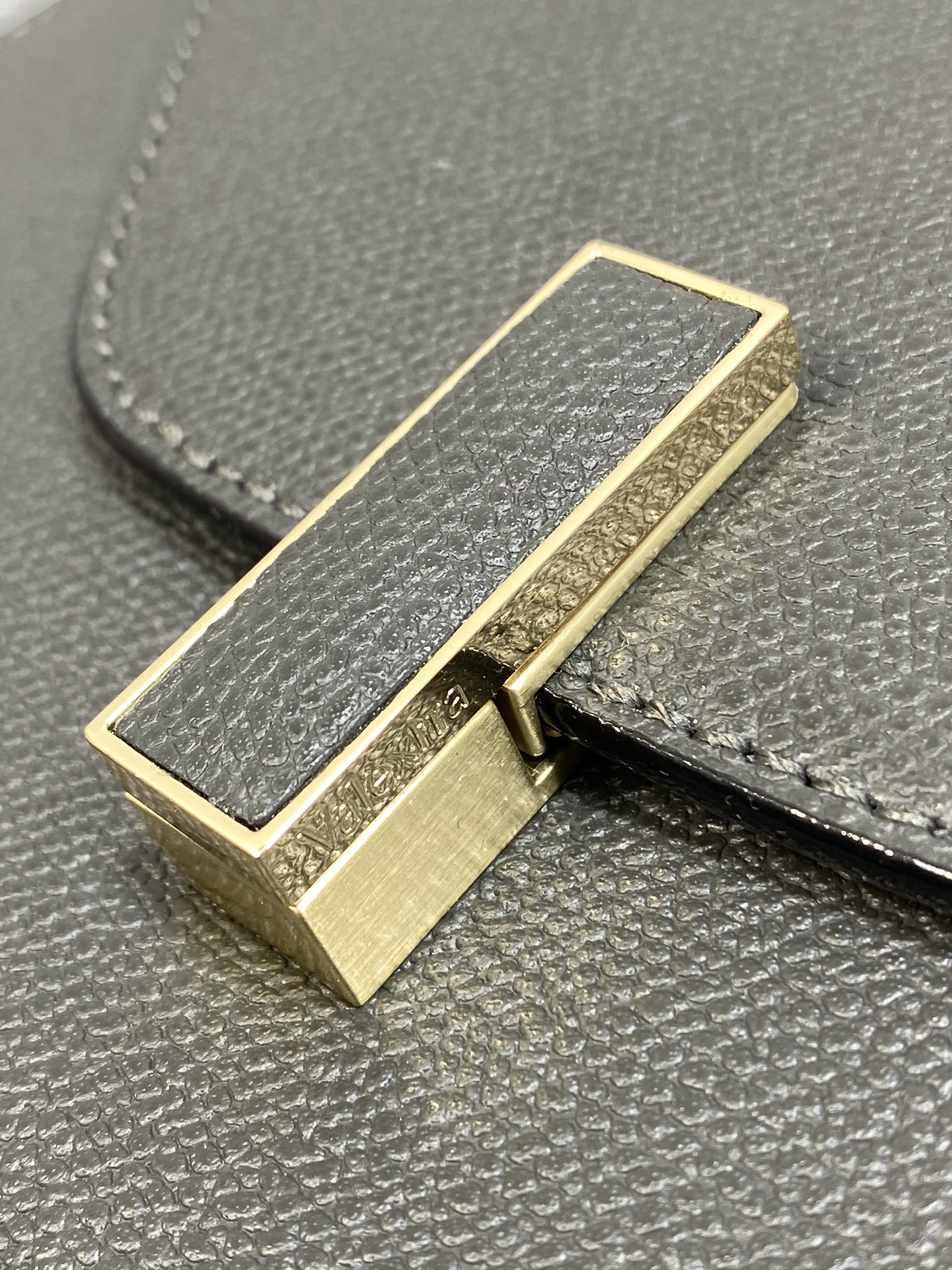 中号钢铁灰现货‼️
𝐕𝐚𝐥𝐞𝐗𝐭𝐫𝐚 瓦莱克斯特拉 意大利爱马仕之称𝐋𝐬𝐢𝐝𝐞是𝐕𝐚𝐥𝐞𝐗𝐭𝐫𝐚最具代表