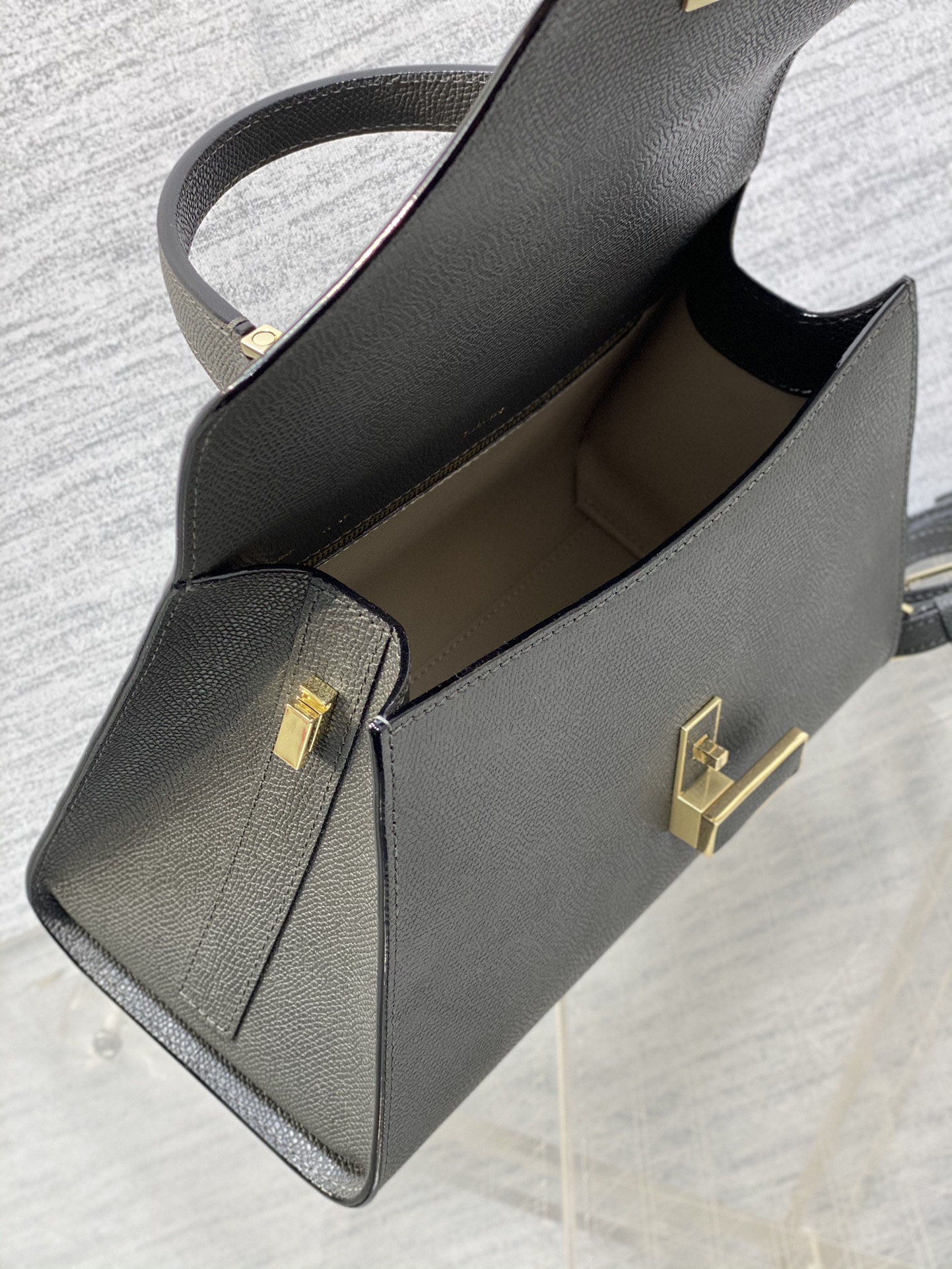 中号钢铁灰现货‼️
𝐕𝐚𝐥𝐞𝐗𝐭𝐫𝐚 瓦莱克斯特拉 意大利爱马仕之称𝐋𝐬𝐢𝐝𝐞是𝐕𝐚𝐥𝐞𝐗𝐭𝐫𝐚最具代表