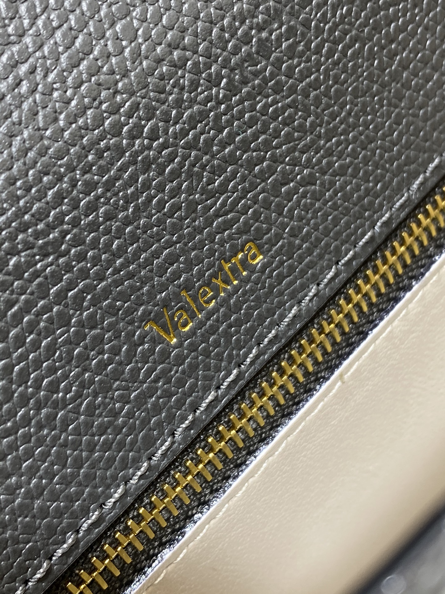 中号钢铁灰现货‼️
𝐕𝐚𝐥𝐞𝐗𝐭𝐫𝐚 瓦莱克斯特拉 意大利爱马仕之称𝐋𝐬𝐢𝐝𝐞是𝐕𝐚𝐥𝐞𝐗𝐭𝐫𝐚最具代表