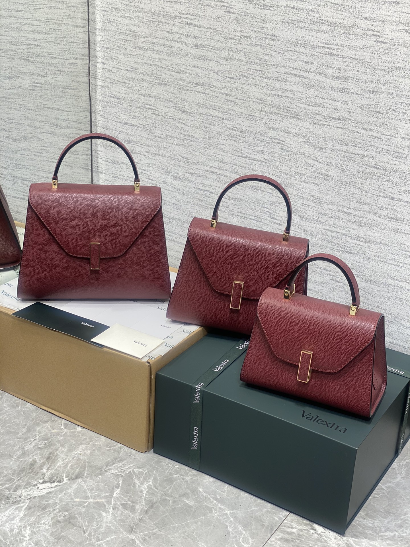 Comparison of 26″, 22″, and 19.5″ Monitors with Wine Red Three-Size Spot Feature