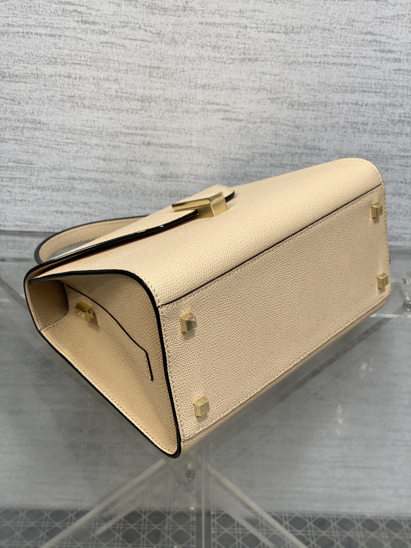中号裸粉色现货‼️
𝐕𝐚𝐥𝐞𝐗𝐭𝐫𝐚 瓦莱克斯特拉 意大利爱马仕之称𝐋𝐬𝐢𝐝𝐞是𝐕𝐚𝐥𝐞𝐗𝐭𝐫𝐚最具代表