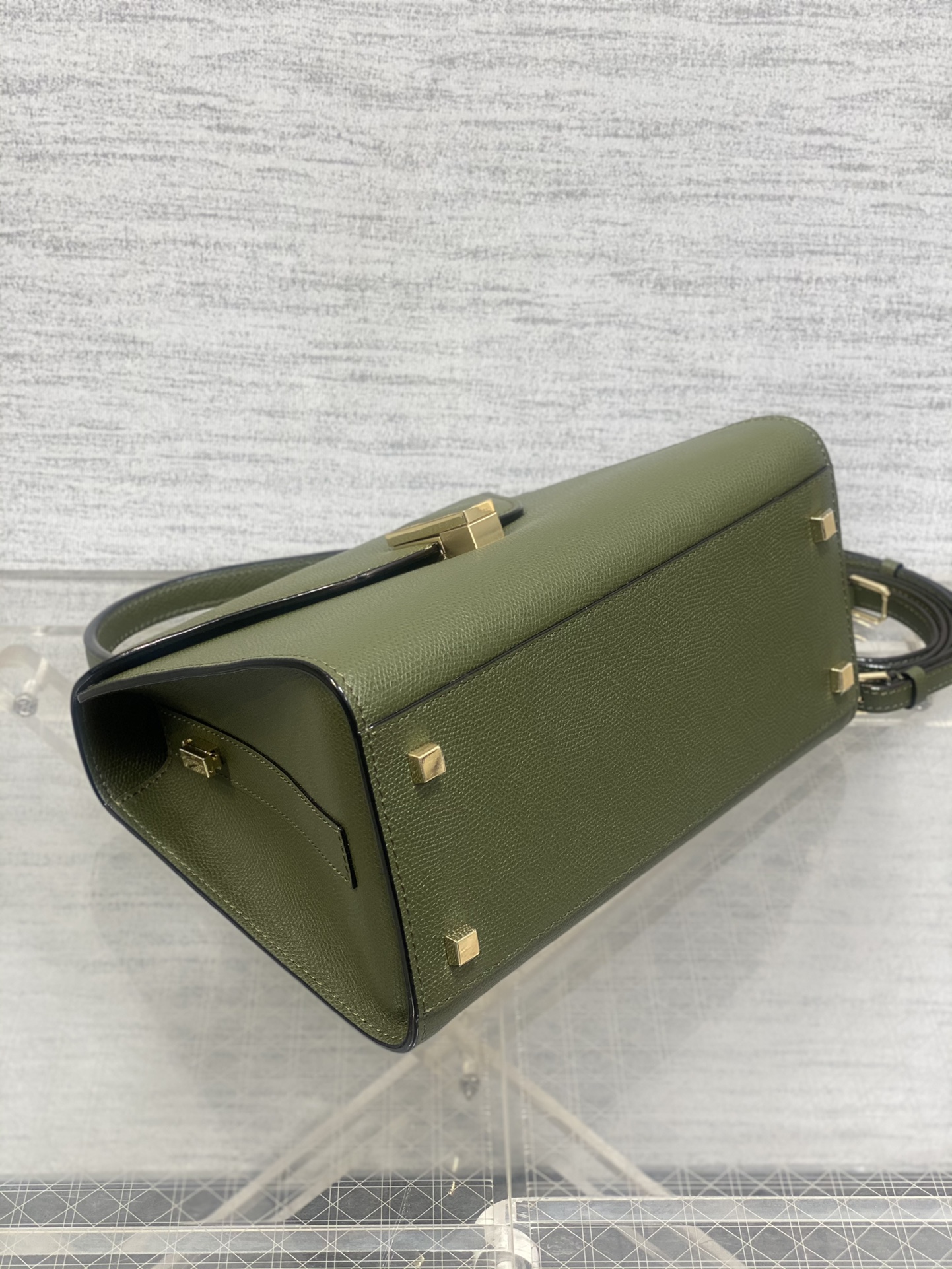 中号军绿色现货‼️
𝐕𝐚𝐥𝐞𝐗𝐭𝐫𝐚 瓦莱克斯特拉 意大利爱马仕之称𝐋𝐬𝐢𝐝𝐞是𝐕𝐚𝐥𝐞𝐗𝐭𝐫𝐚最具代表