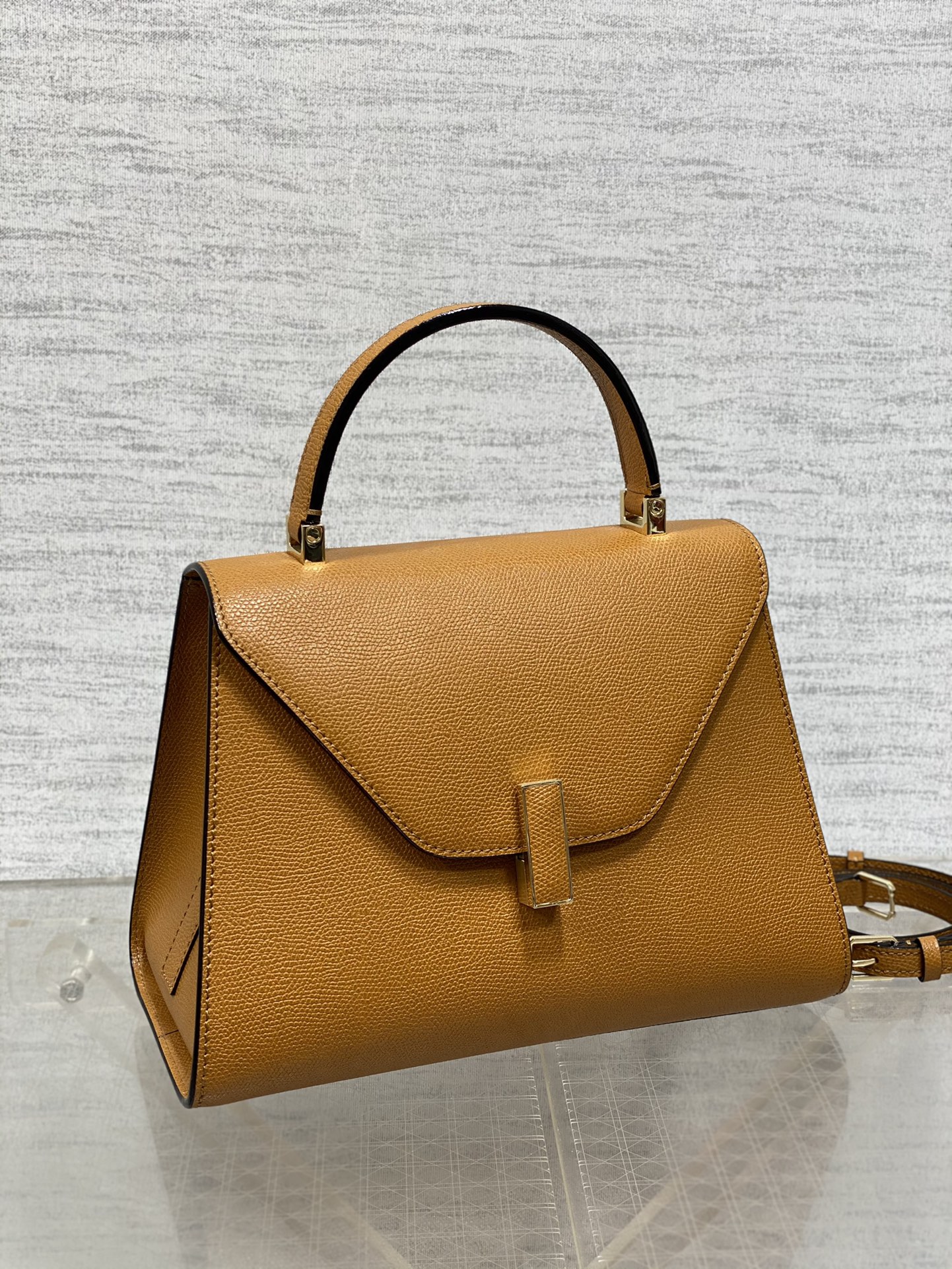 中号焦糖色现货‼️
𝐕𝐚𝐥𝐞𝐗𝐭𝐫𝐚 瓦莱克斯特拉 意大利爱马仕之称𝐋𝐬𝐢𝐝𝐞是𝐕𝐚𝐥𝐞𝐗𝐭𝐫𝐚最具代表