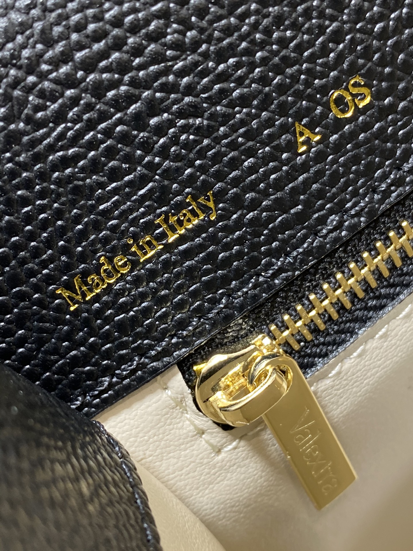 中号黑色现货‼️
𝐕𝐚𝐥𝐞𝐗𝐭𝐫𝐚 瓦莱克斯特拉 意大利爱马仕之称𝐋𝐬𝐢𝐝𝐞是𝐕𝐚𝐥𝐞𝐗𝐭𝐫𝐚最具代表性