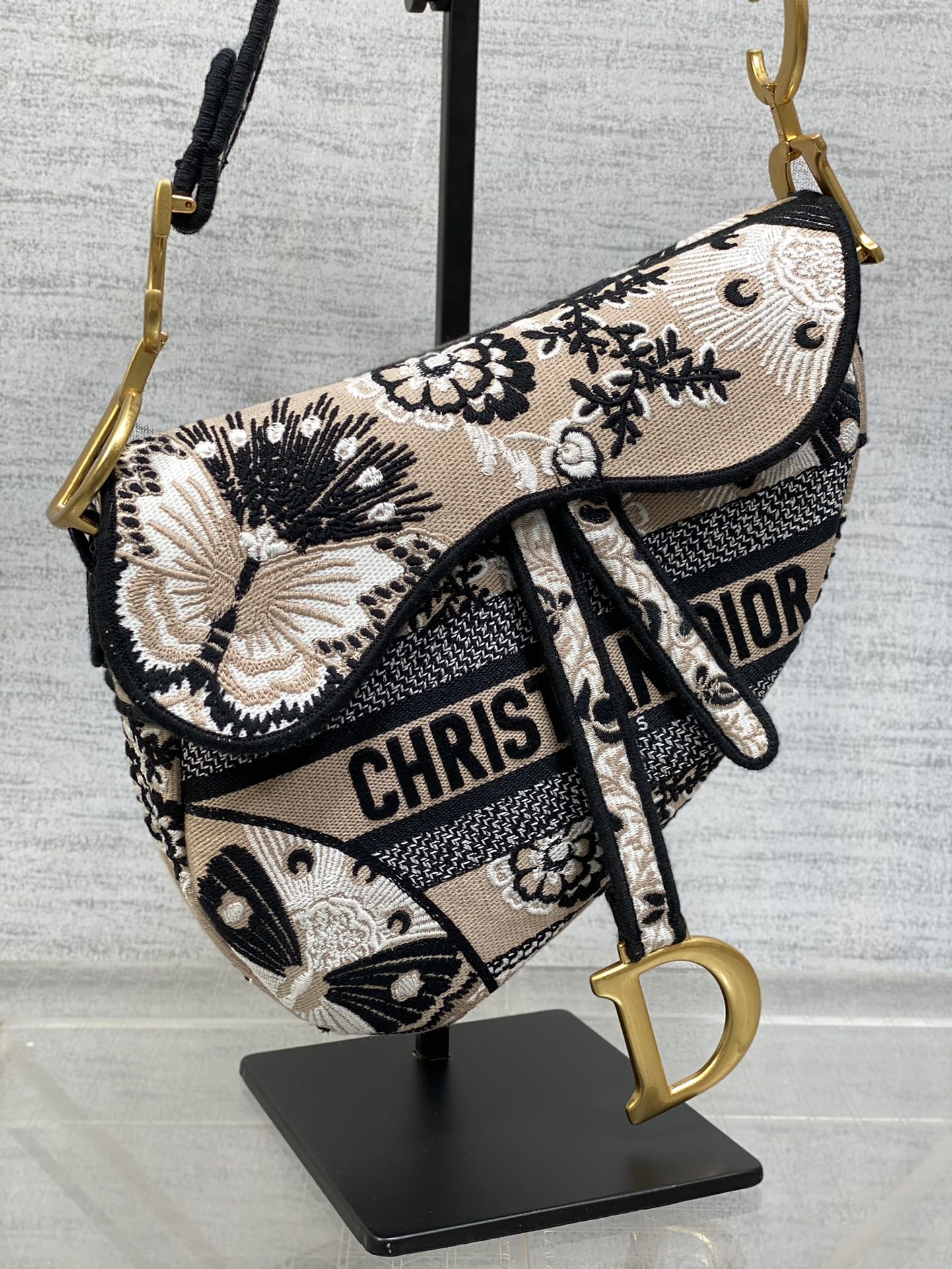 现货‼️
Saddle bag蝴蝶元素刺绣🦋，时尚是个轮回，精美的蝴蝶刺绣花纹，大Logo字母设计⭐️，