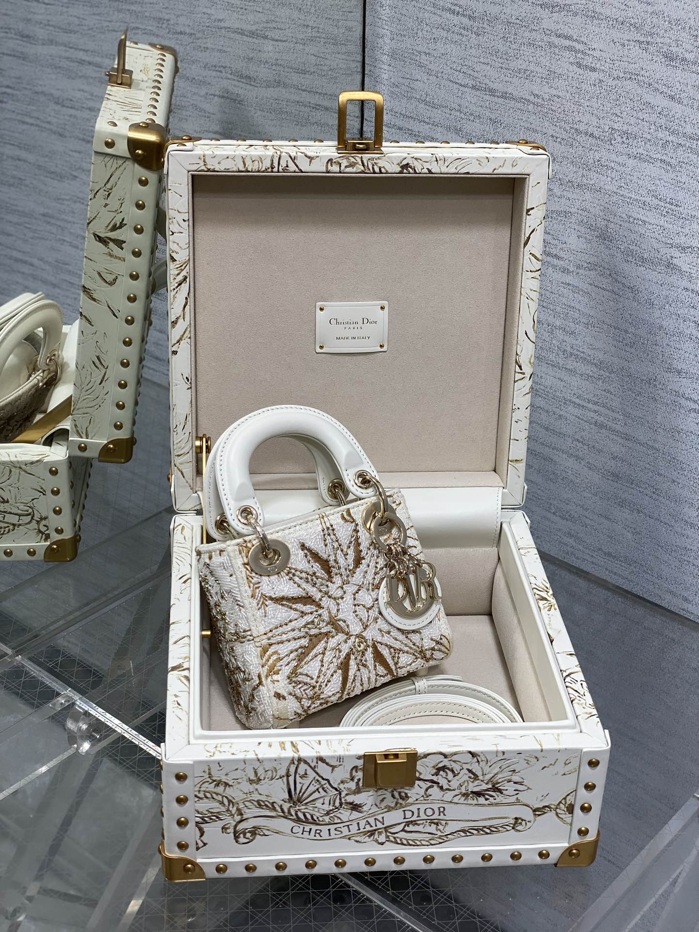 Reserva‼ ️ LadyDior super mini edición limitada en oro, estuche rígido limitado, nivel de colección, decorado con borda…