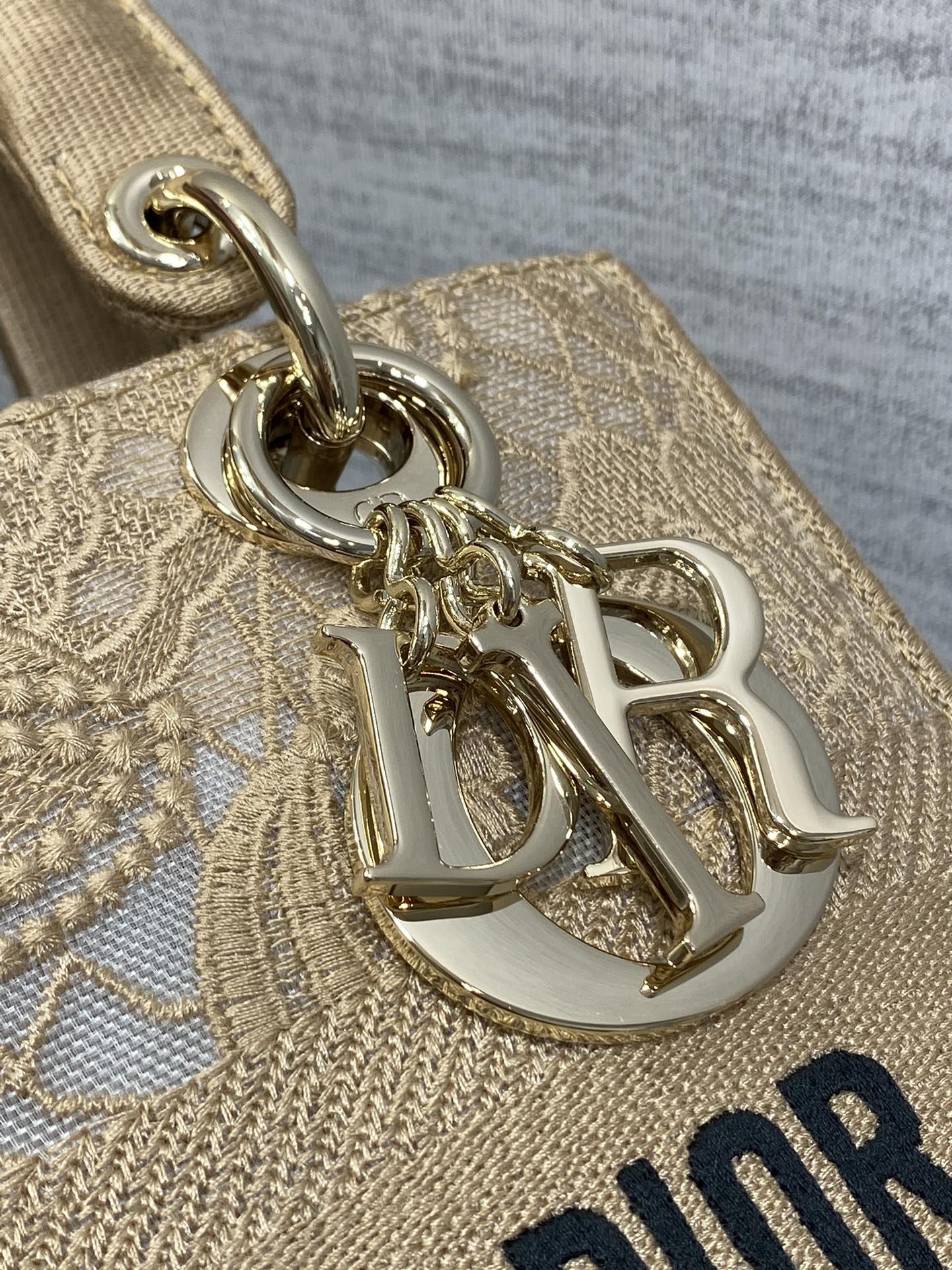 蝴蝶杏现货️Lady最新蕾丝蝴蝶系列仙气满满的经典的图形刺绣精湛的工艺完美的配色整体时尚又复古高级又浪漫