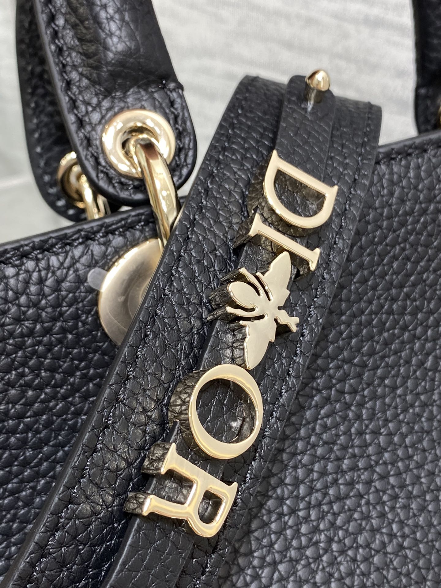 迪奥Dior顶级进口原厂牛皮横款戴妃包LadyD-Sire牛皮颗粒纹系列甜酷风牛皮质感超美完美的廓形裁剪