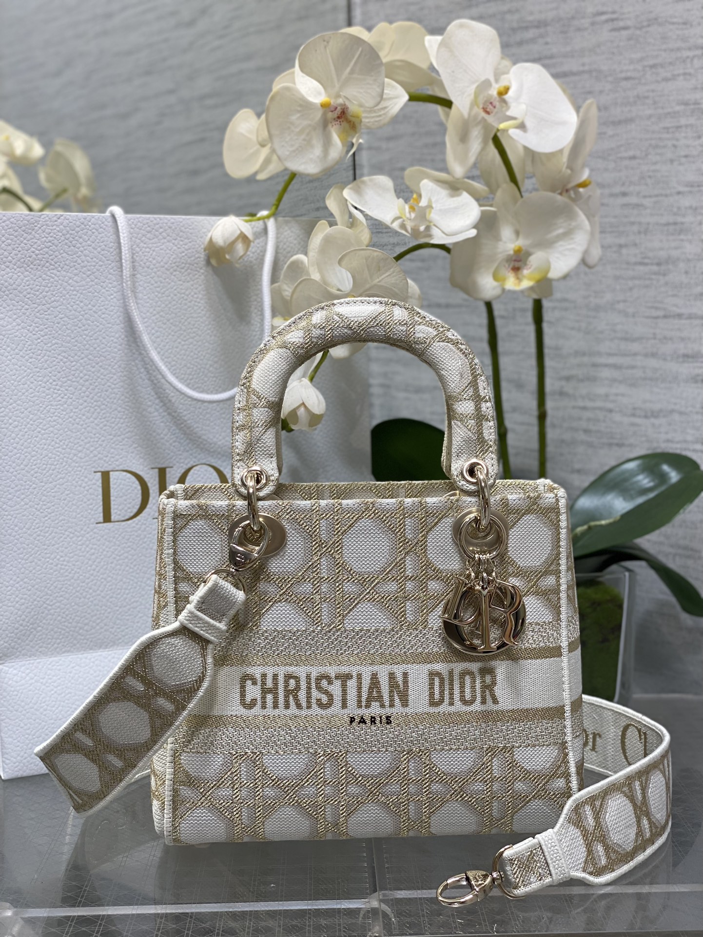 𝐋𝐚𝐝𝐲 cinco compartimentos última serie de rombos con hilo dorado