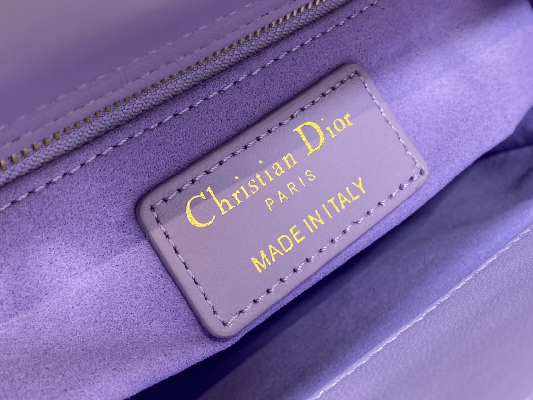 迪奥Dior顶级进口原厂羊皮戴妃包梦幻紫现货️原厂皮配羊筋绒内里ClassicLady戴妃包人手一个必备