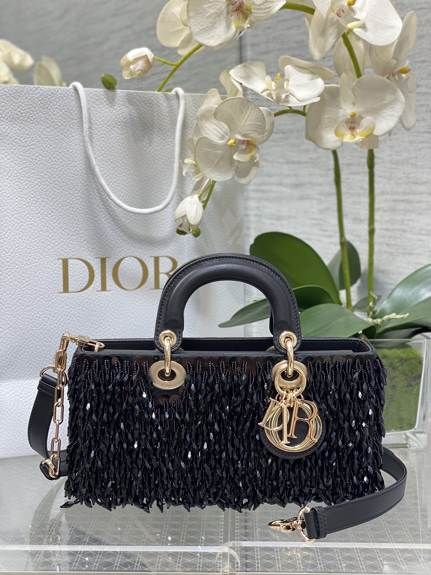 𝐋𝐚𝐝𝐲 Edición limitada con flecos negros de alta artesanía