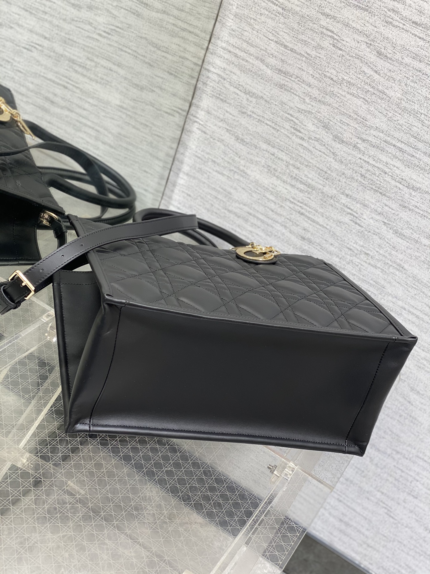 中号现货️Tote最新秋冬系列被种草了这个包可以背的托特来了既保留了包型的简洁又兼具了大包的大容量既可手