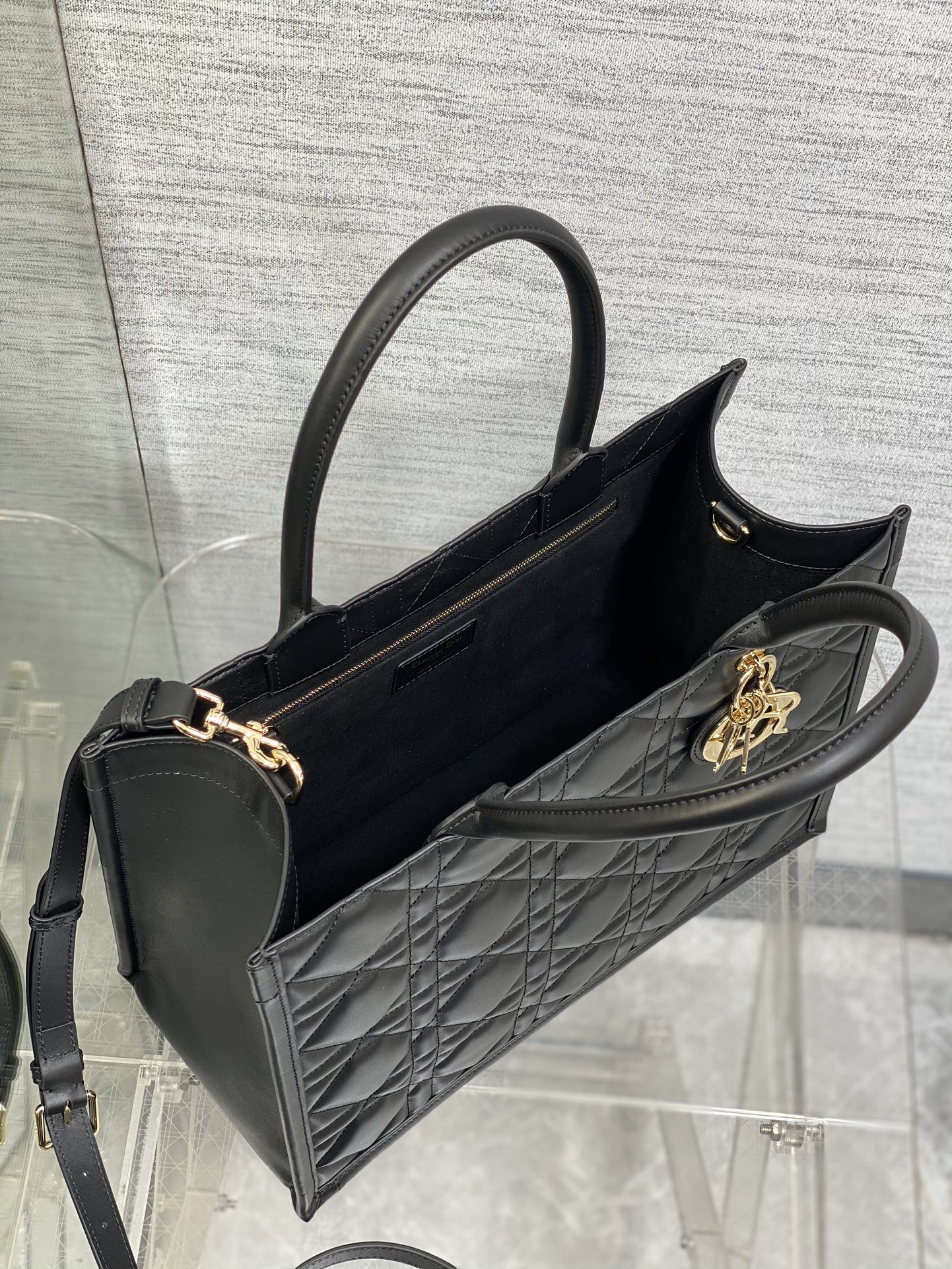 中号现货️Tote最新秋冬系列被种草了这个包可以背的托特来了既保留了包型的简洁又兼具了大包的大容量既可手