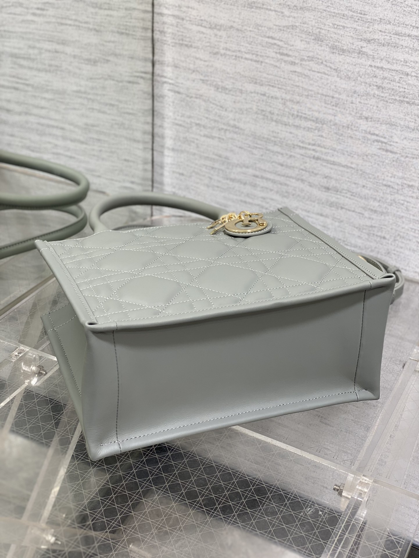 小号现货️Tote最新秋冬系列被种草了这个包可以背的托特来了既保留了包型的简洁又兼具了大包的大容量既可手