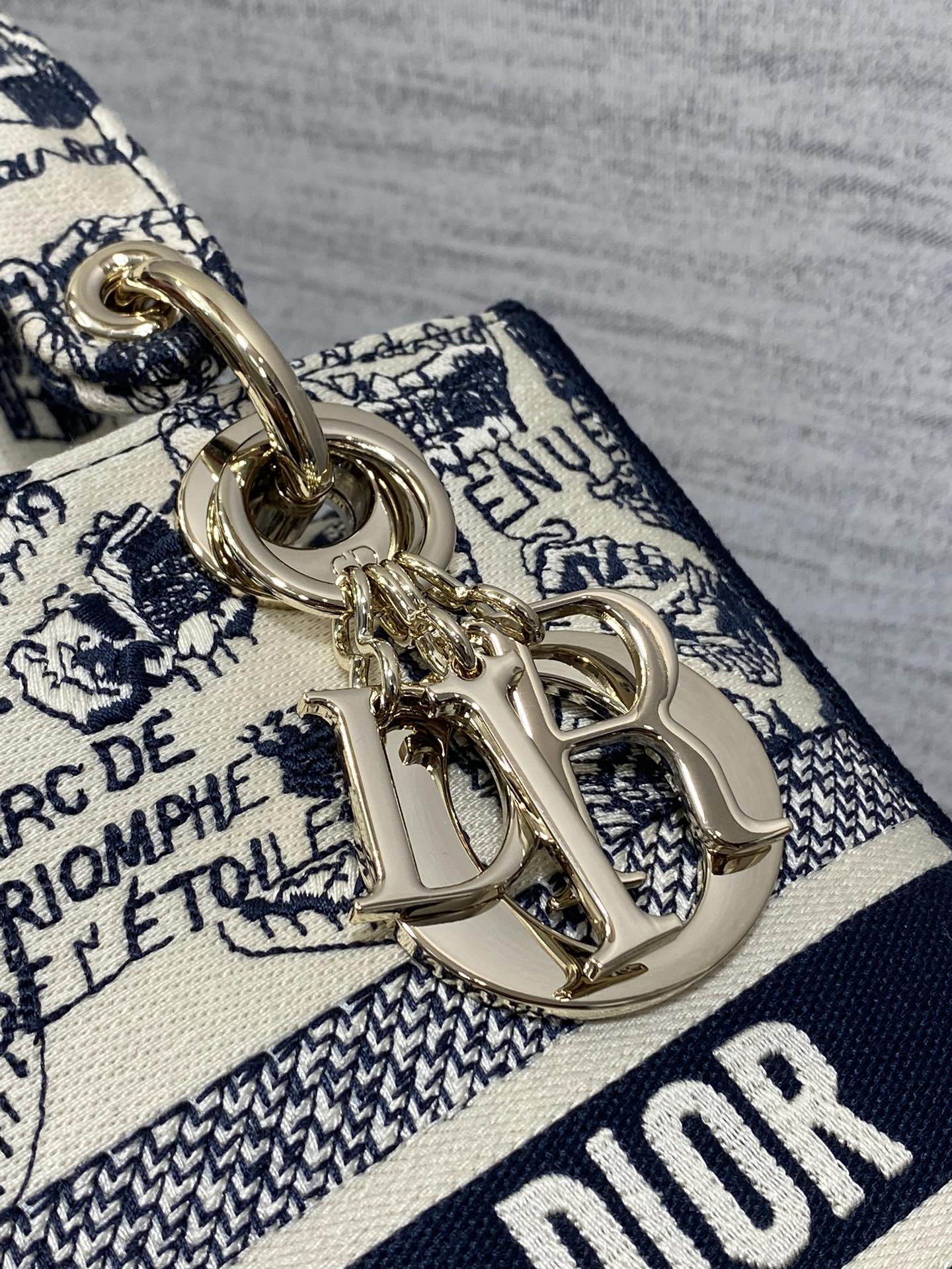现货️Lady刺绣奶白巴黎地图系列️精美的刺绣经典的设计让整个包非常亮眼大容量的设计凹造型神器时尚精必入