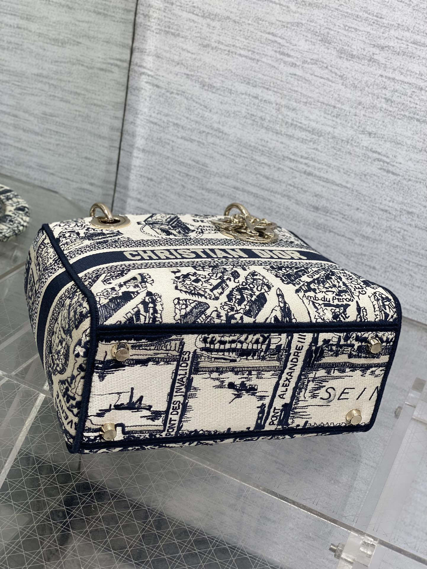 现货️Lady刺绣奶白巴黎地图系列️精美的刺绣经典的设计让整个包非常亮眼大容量的设计凹造型神器时尚精必入