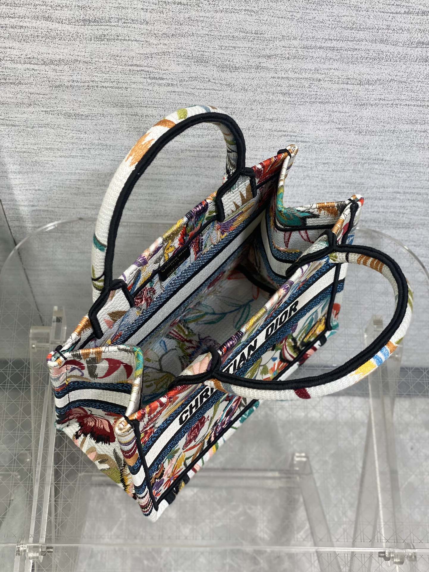 小号现货️Tote最新尺寸小号被种草了这个包比原本的小号短一点显得非常秀气既保留了小包的精致可爱又兼具了