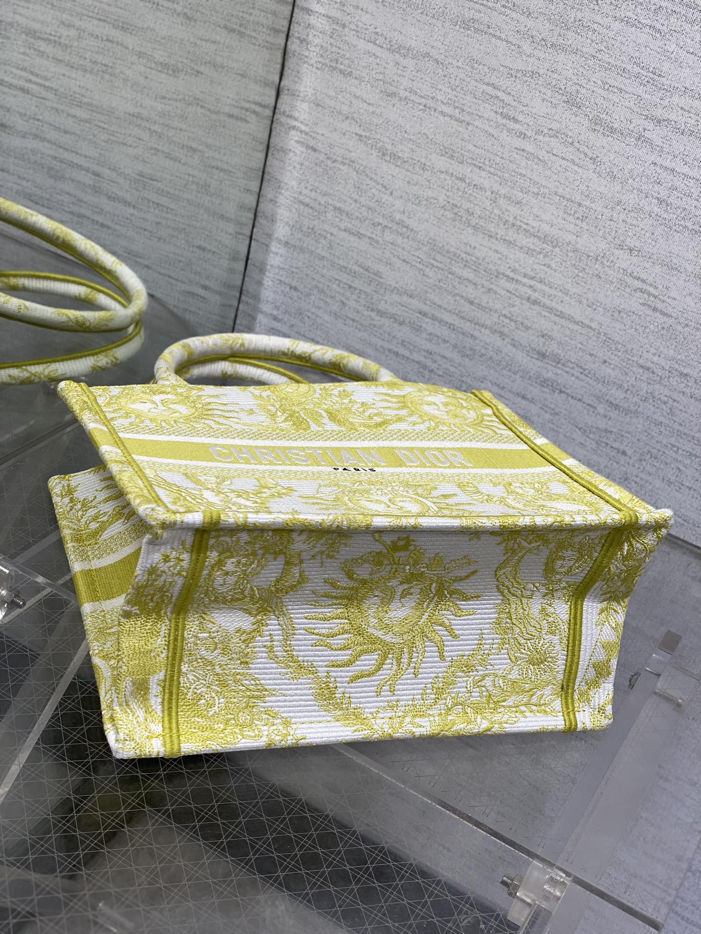 小号现货️Tote最新尺寸小号被种草了这个包比原本的小号短一点显得非常秀气既保留了小包的精致可爱又兼具了