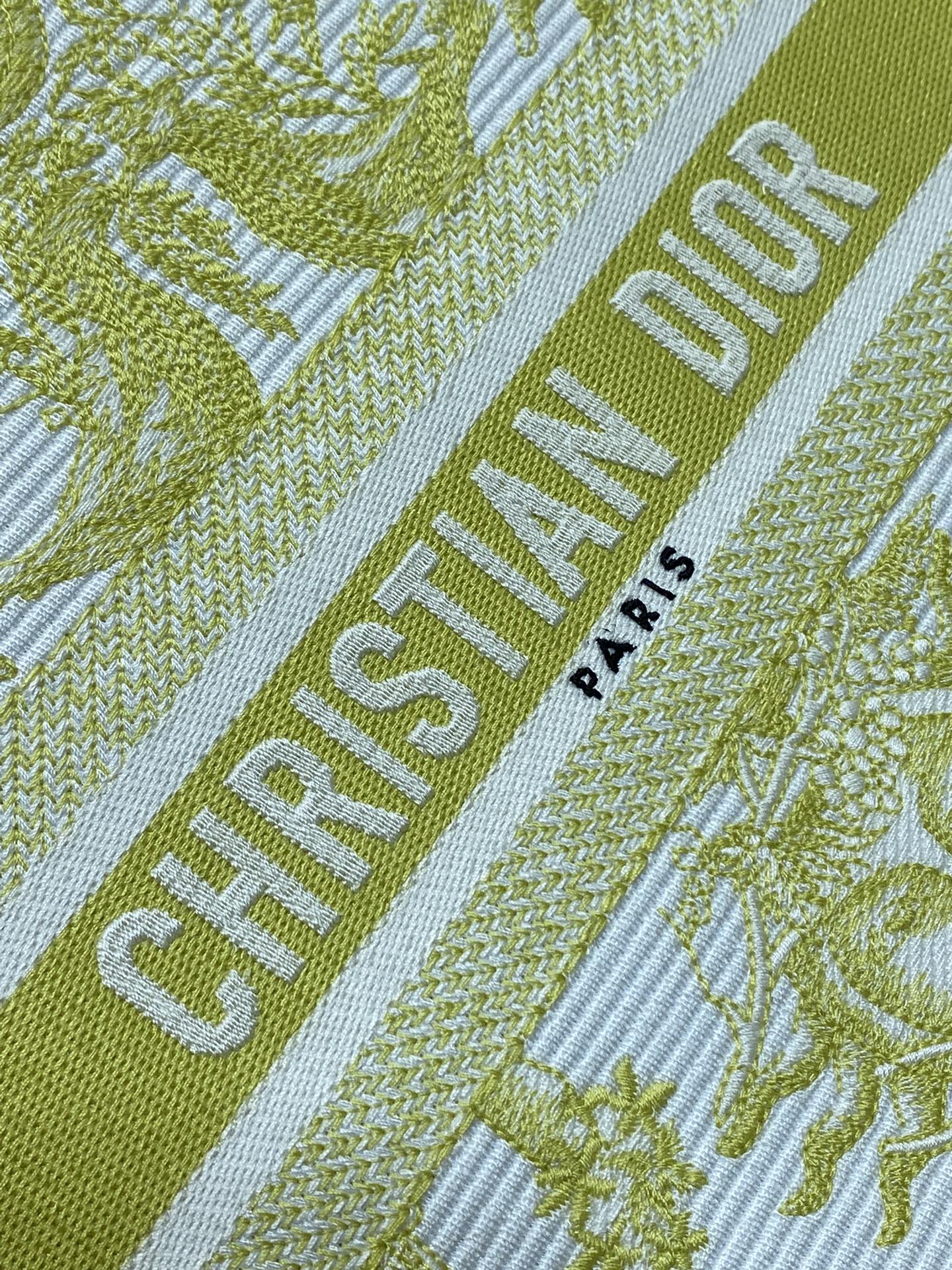 小号现货️Tote最新尺寸小号被种草了这个包比原本的小号短一点显得非常秀气既保留了小包的精致可爱又兼具了