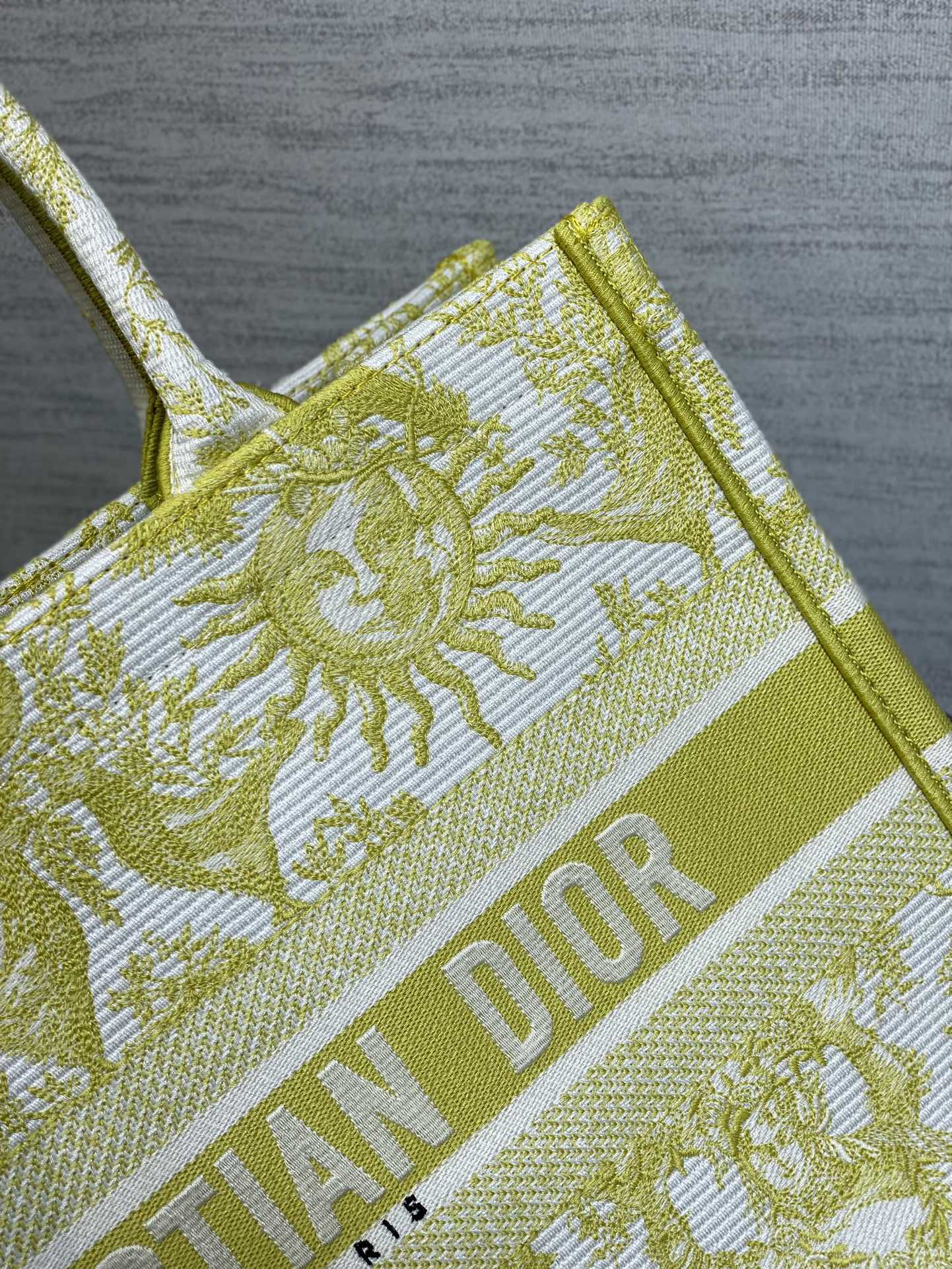 中号现货️Tote最新春夏系列高级的太阳刺绣图案绝美的拼色标志性的字母超大容量的设计凹造型神器时尚精必入