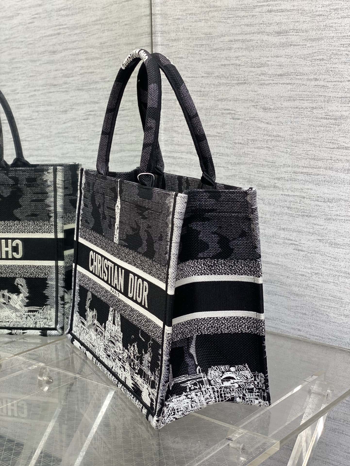 中号现货️Tote最新巴黎铁塔系列刺绣图案绝美的拼色标志性的字母超大容量的设计凹造型神器时尚精必入款容量
