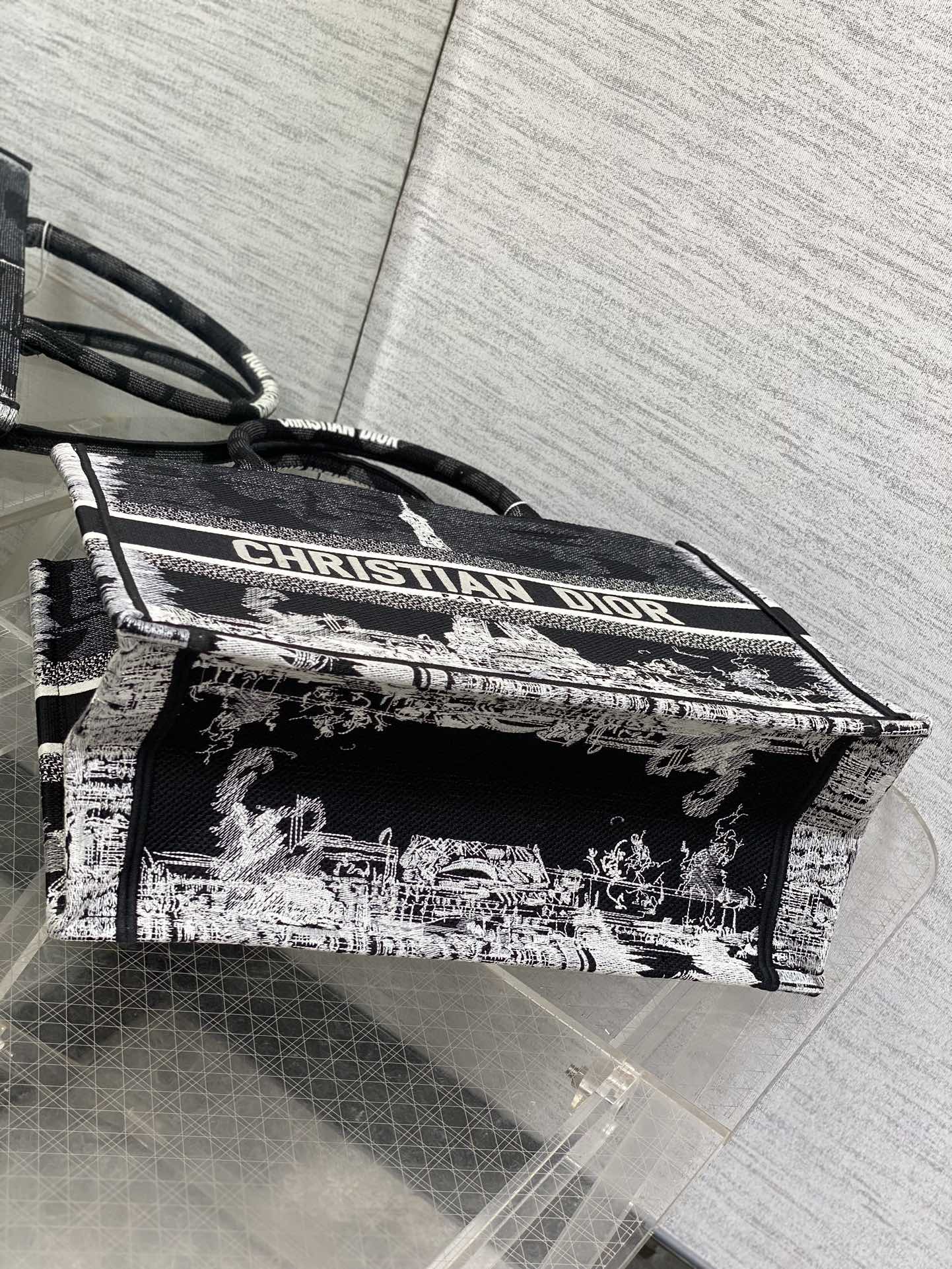 中号现货️Tote最新巴黎铁塔系列刺绣图案绝美的拼色标志性的字母超大容量的设计凹造型神器时尚精必入款容量