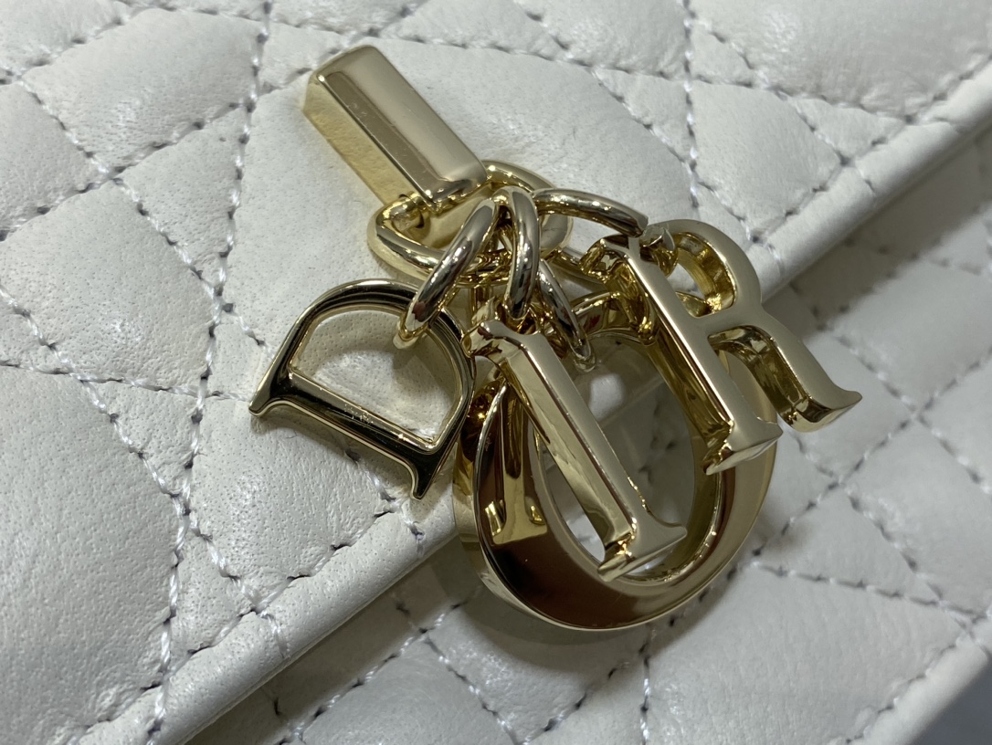 白色现货️砖柜最新珍珠链条手拿包标志性的藤纹格经典的字母吊饰别致的手柄设计搭配柔软的羊皮优雅又时尚亮点在