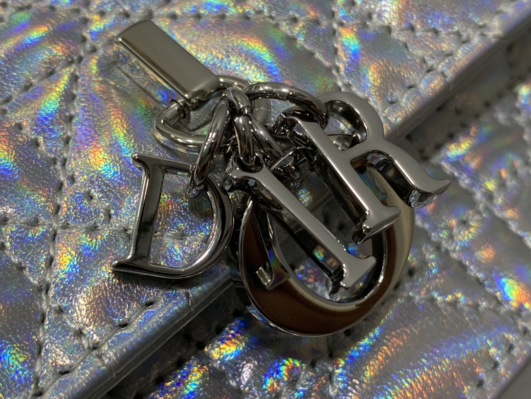 梦幻银现货️砖柜最新珍珠链条手拿包标志性的藤纹格经典的字母吊饰别致的手柄设计搭配柔软的羊皮优雅又时尚亮点