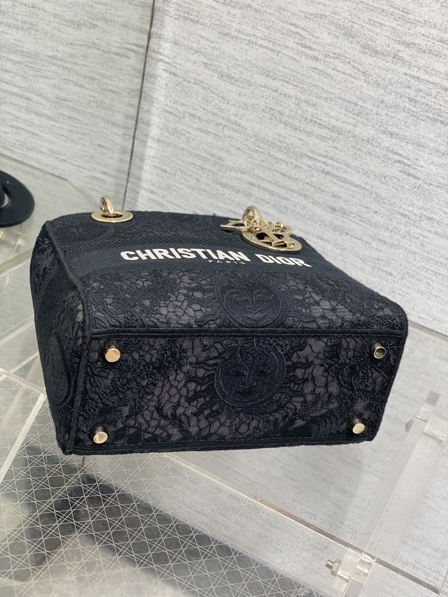 现货️Lady蕾丝刺绣太阳神系列️精美的刺绣经典的设计让整个包非常亮眼大容量的设计凹造型神器时尚精必入款