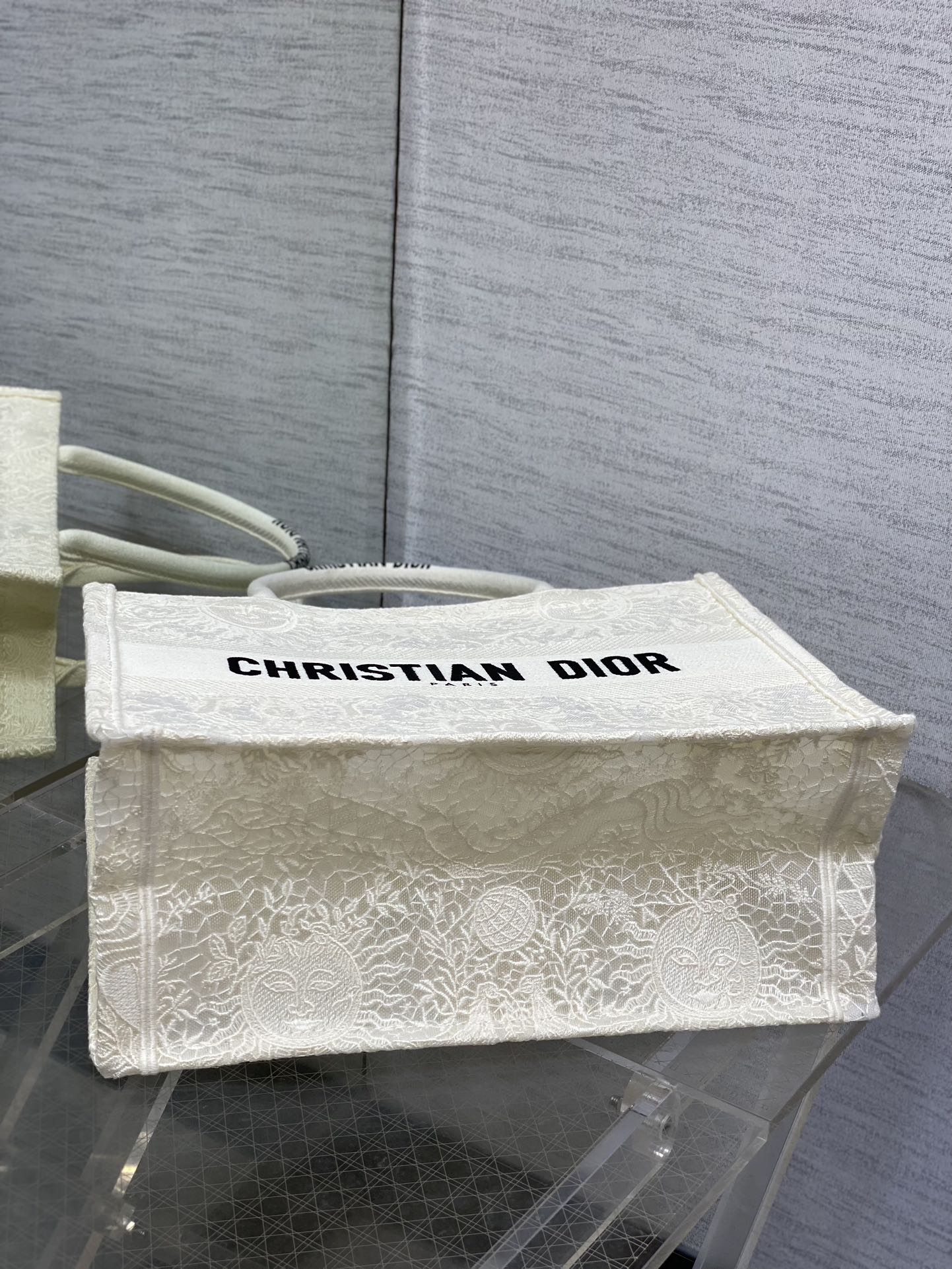 中号现货️Tote最新蕾丝太阳元素系列高雅大气单独摆在那里都是发光的艺术品独特的像素风精致又可爱的刺绣让